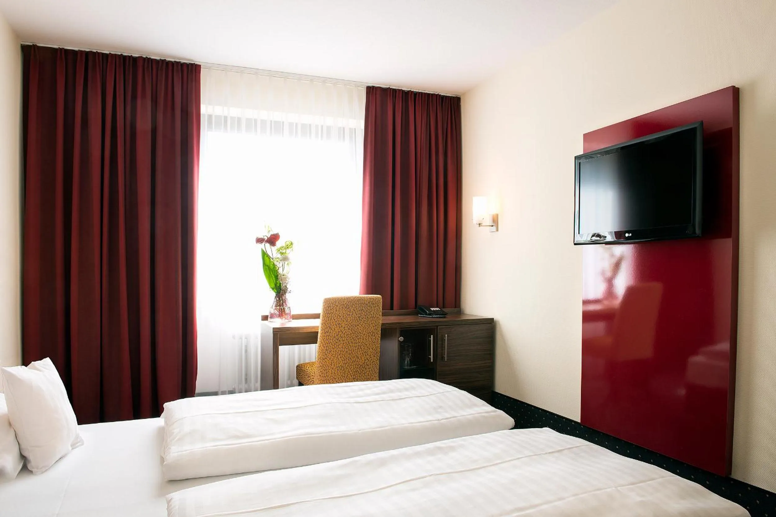 Photo of the whole room, Bed in Adler Hotel & Restaurant Groß-Gerau