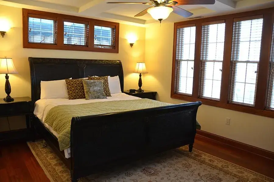 Bed in The Flanders Hotel Bed in The Flanders Hotel