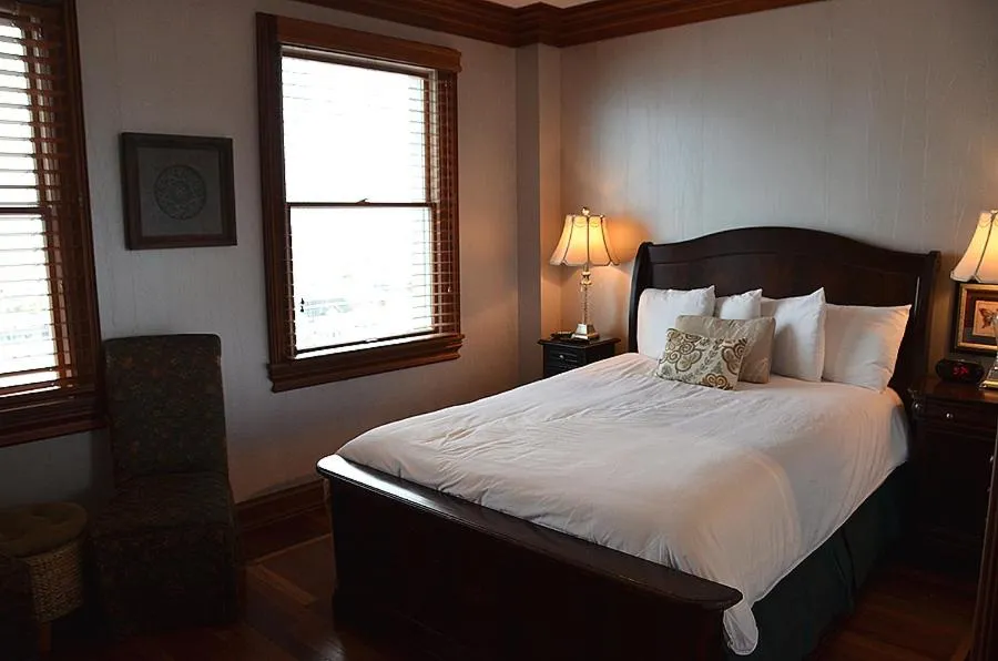 Bed in The Flanders Hotel