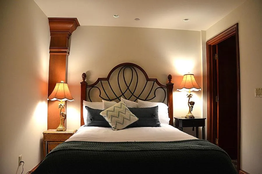 Bed in The Flanders Hotel