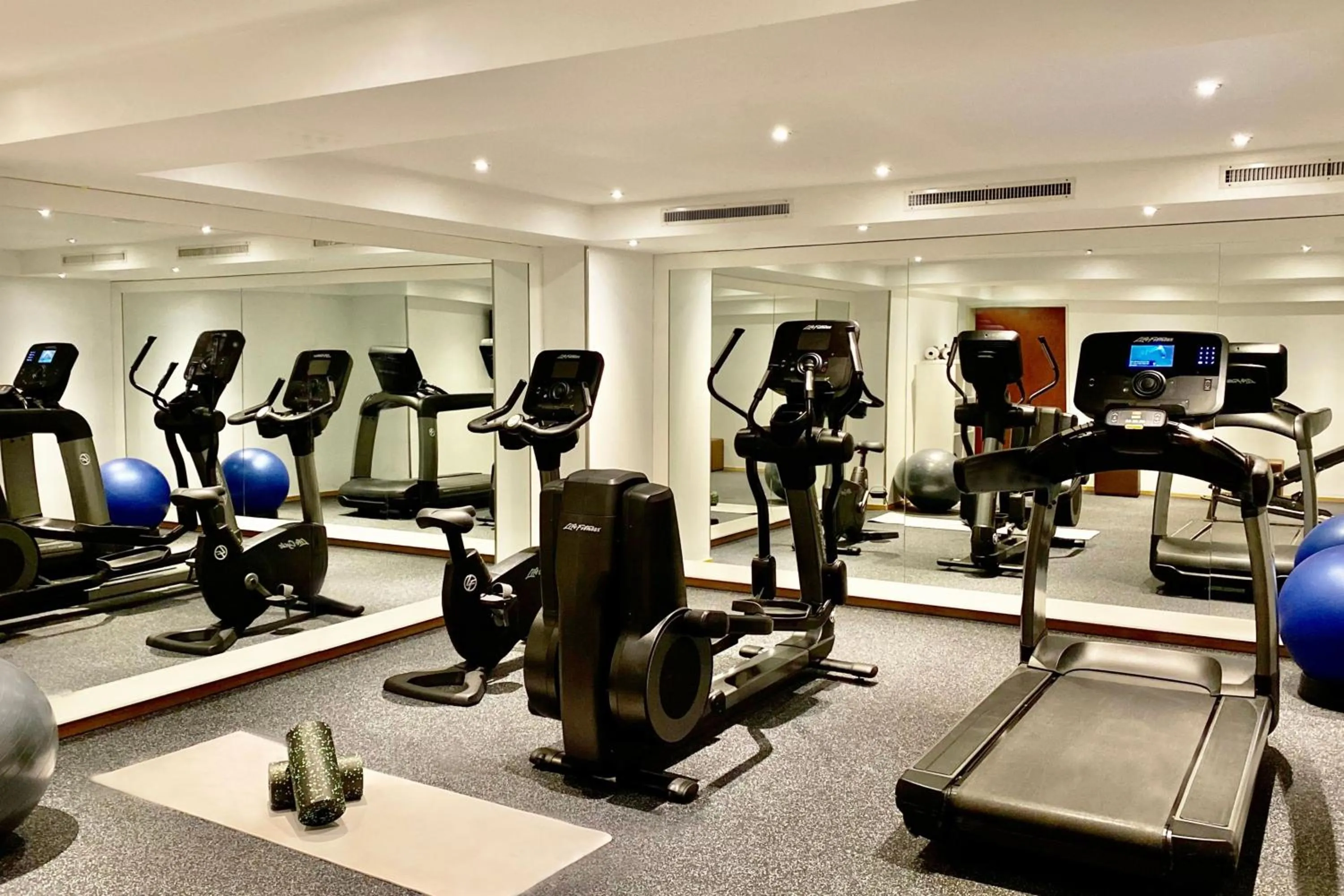 Fitness centre/facilities in JW Marriott Hotel Berlin