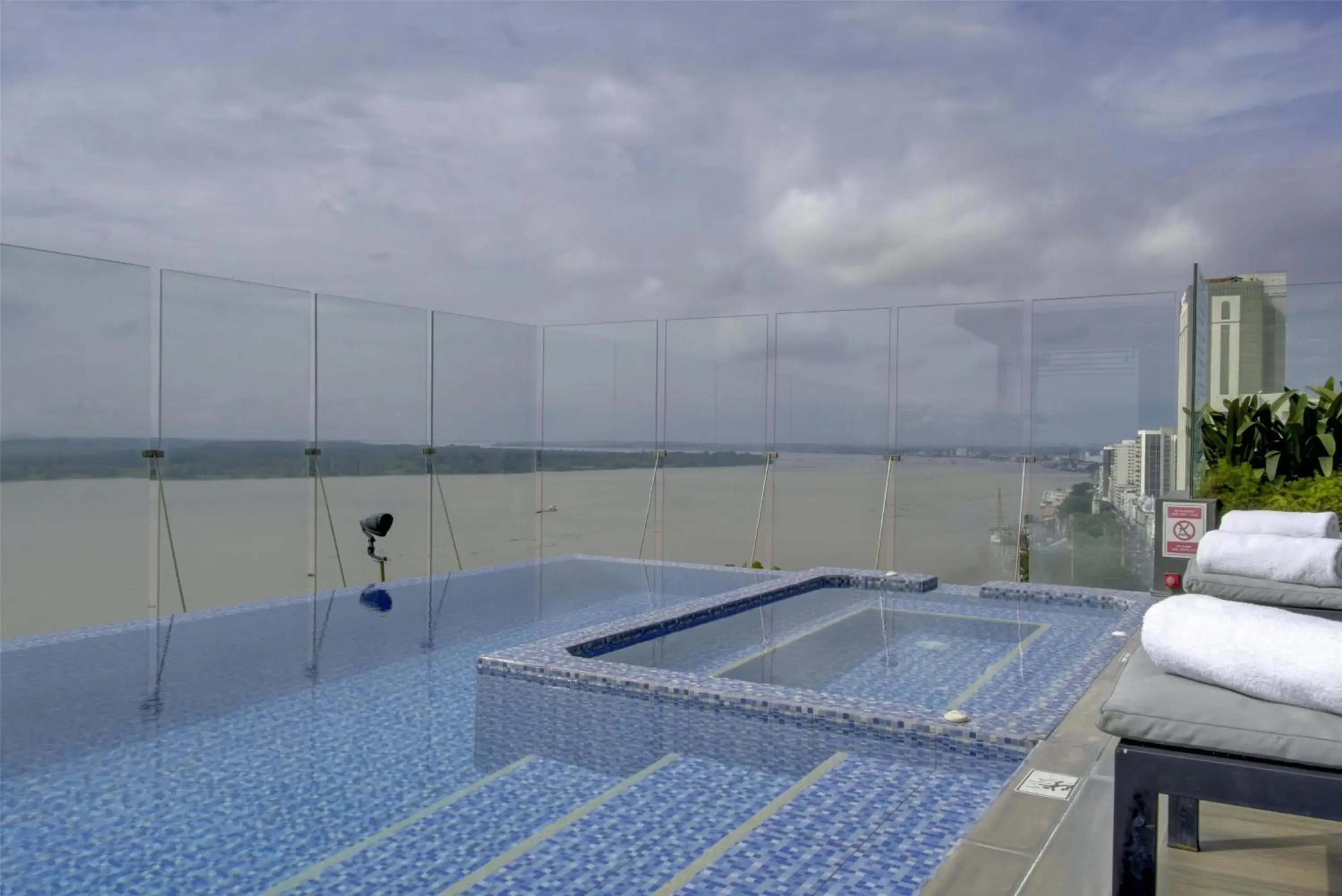 Pool view in DoubleTree by Hilton Guayaquil Pool view in DoubleTree by Hilton Guayaquil