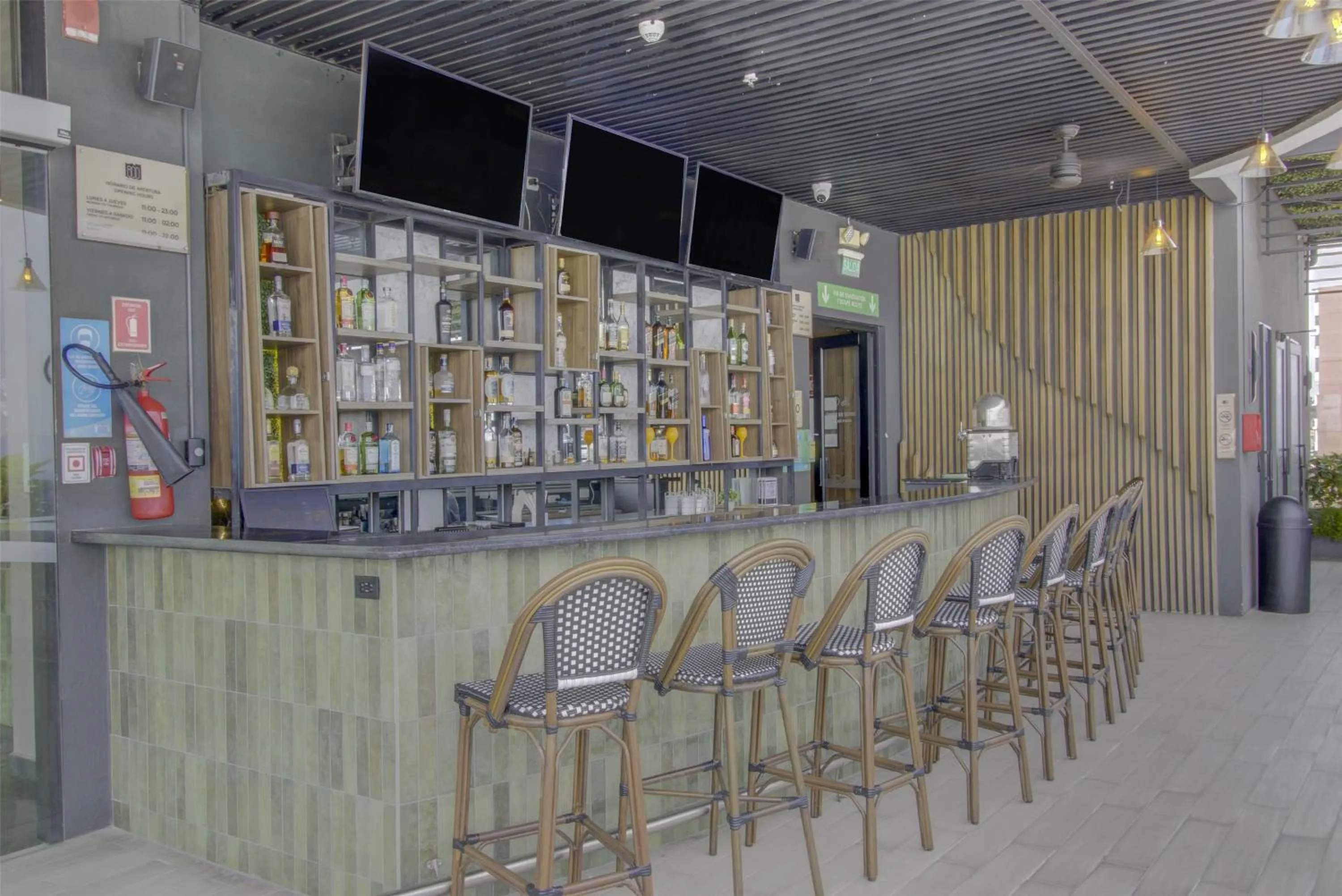 Lounge or bar in DoubleTree by Hilton Guayaquil