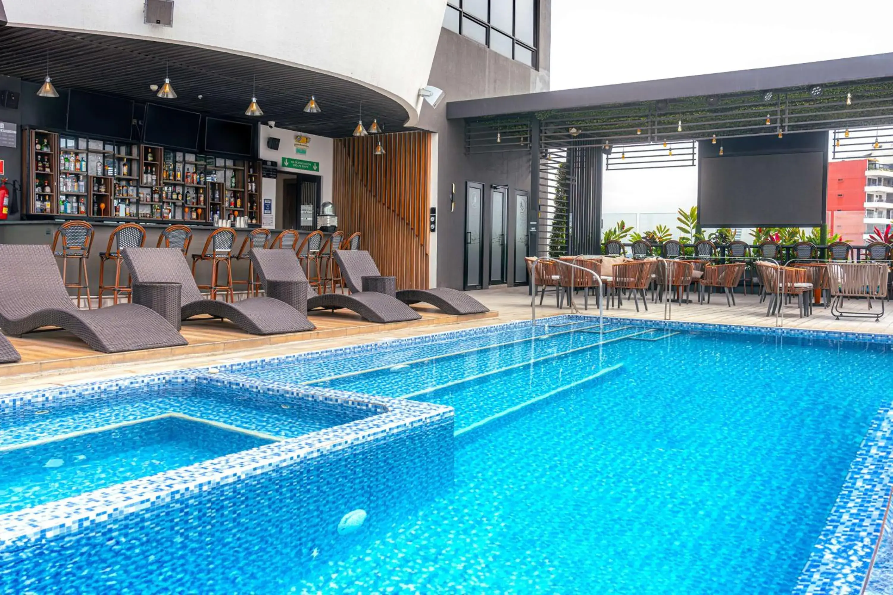 Pool view in DoubleTree by Hilton Guayaquil Pool view in DoubleTree by Hilton Guayaquil