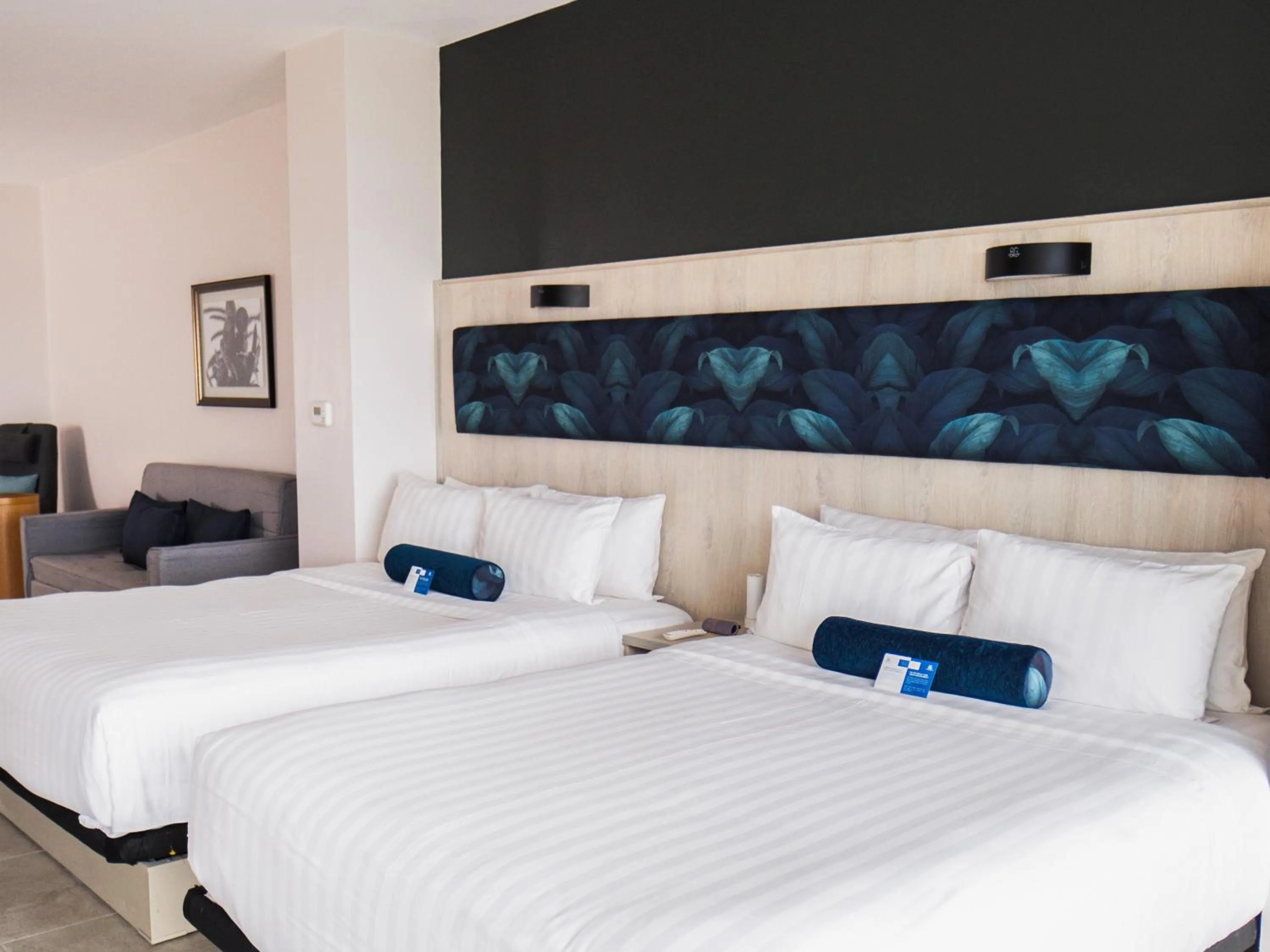 Photo of the whole room, Bed in DoubleTree by Hilton Guayaquil