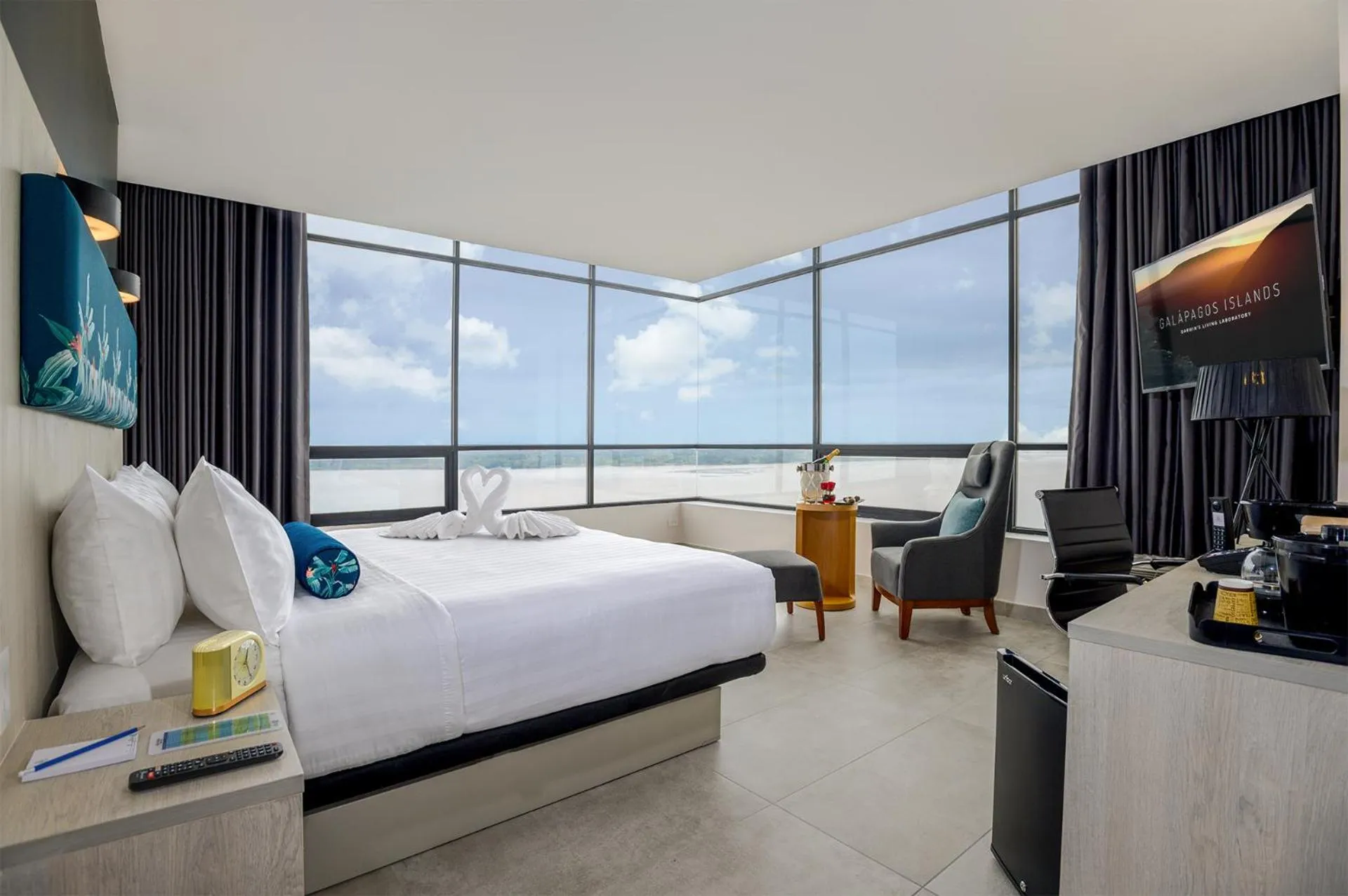 Photo of the whole room, Bed in DoubleTree by Hilton Guayaquil