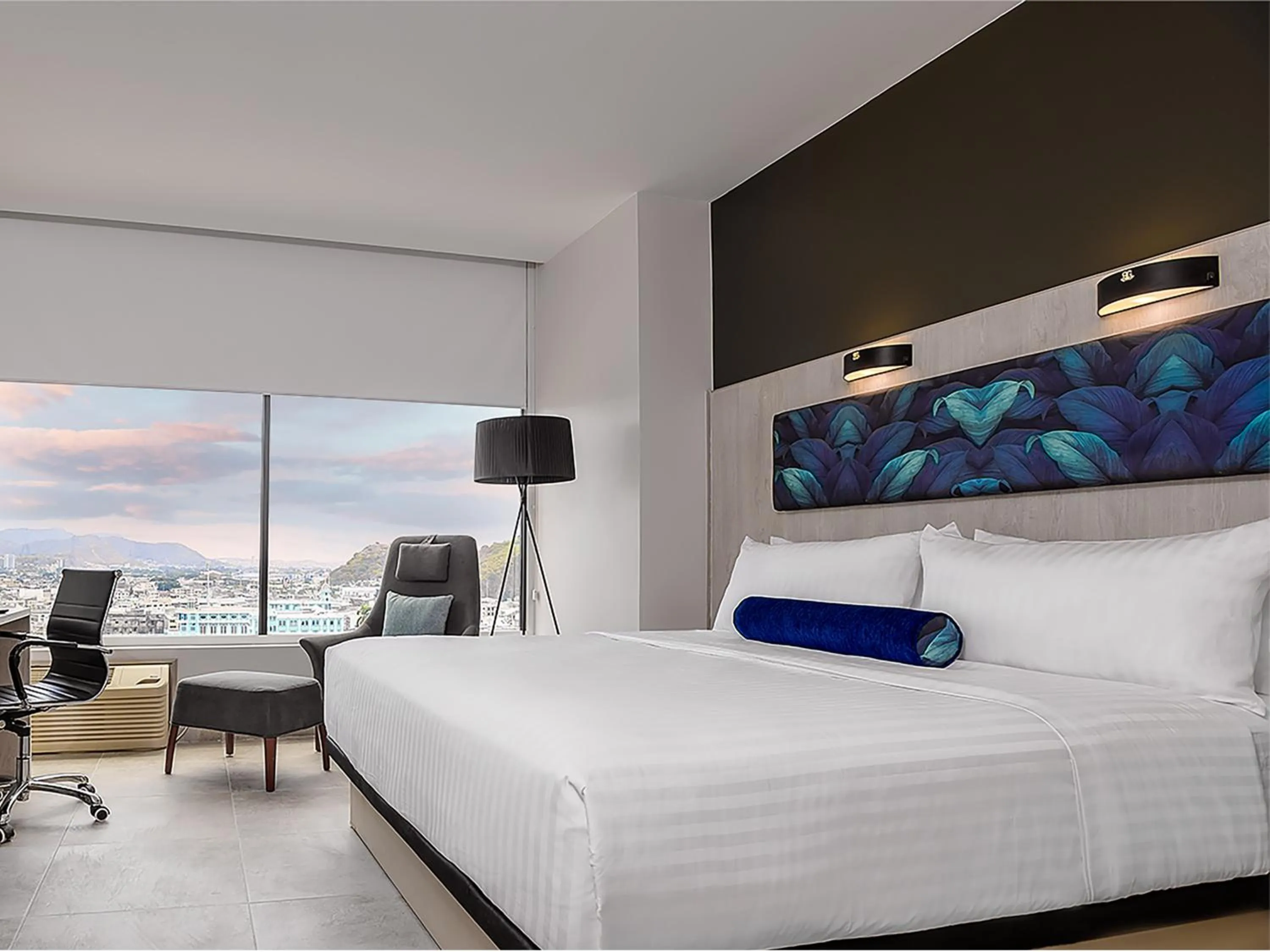 Photo of the whole room, Bed in DoubleTree by Hilton Guayaquil