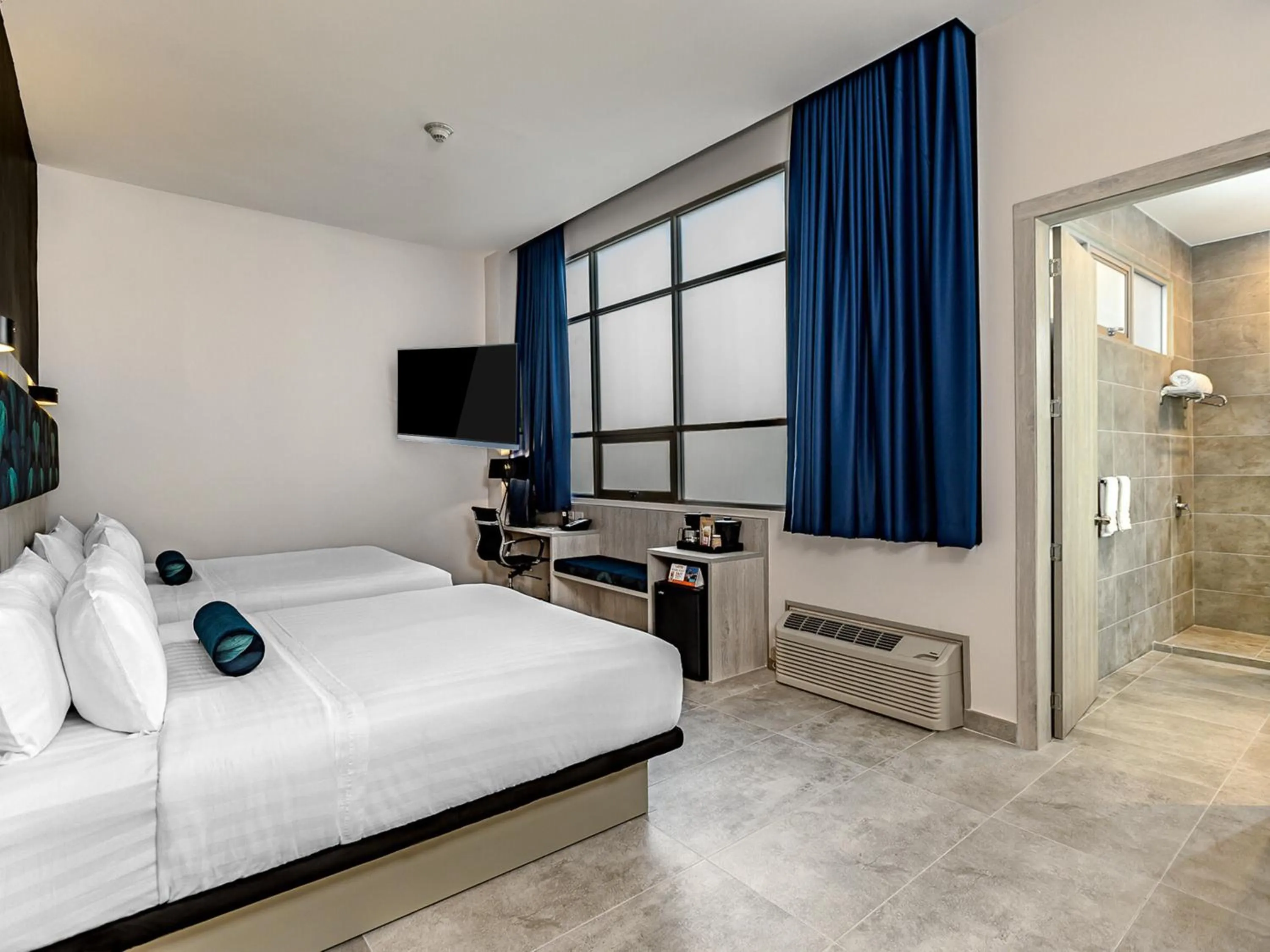 Photo of the whole room, Bed in DoubleTree by Hilton Guayaquil