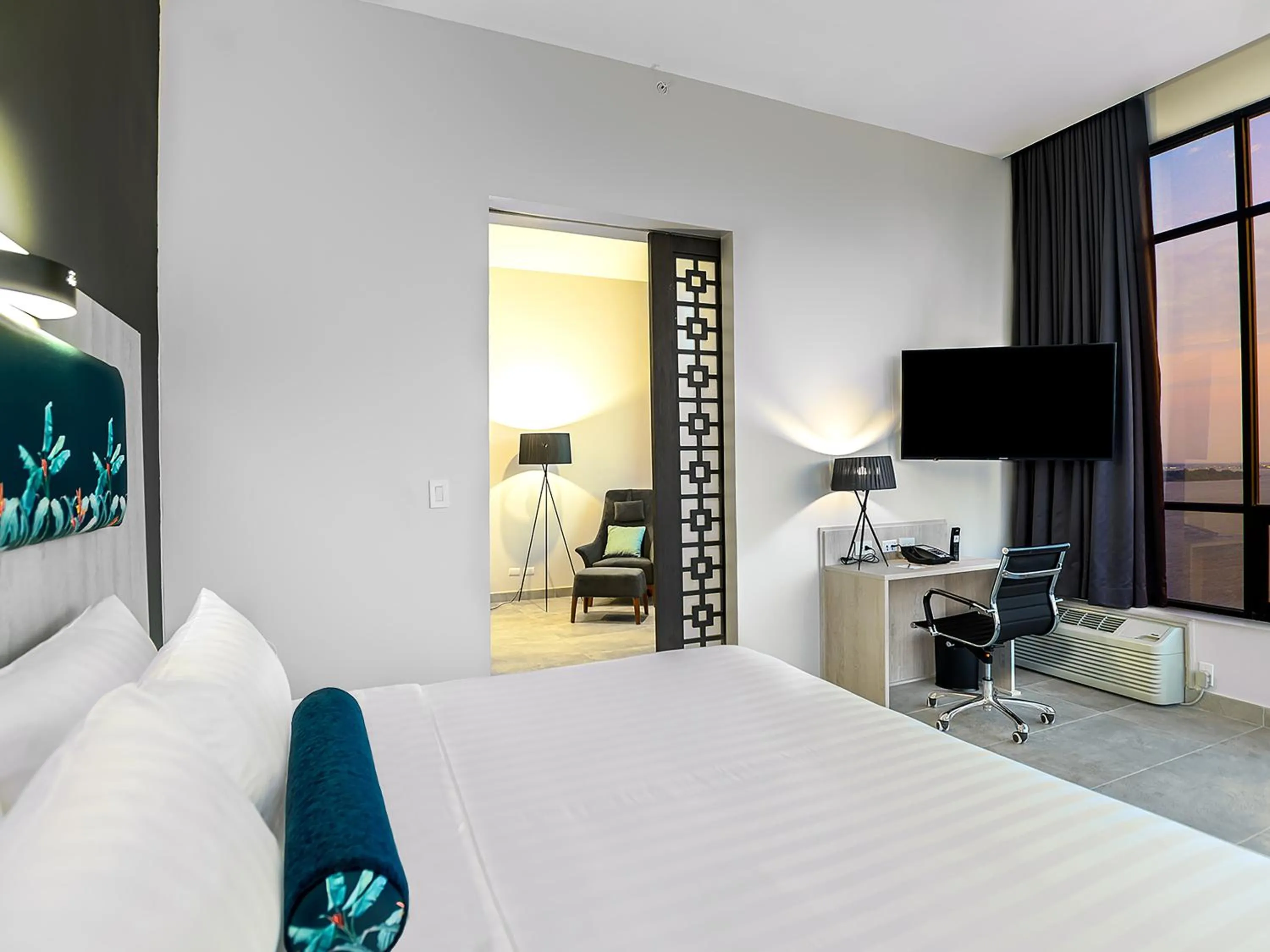 Photo of the whole room, Bed in DoubleTree by Hilton Guayaquil