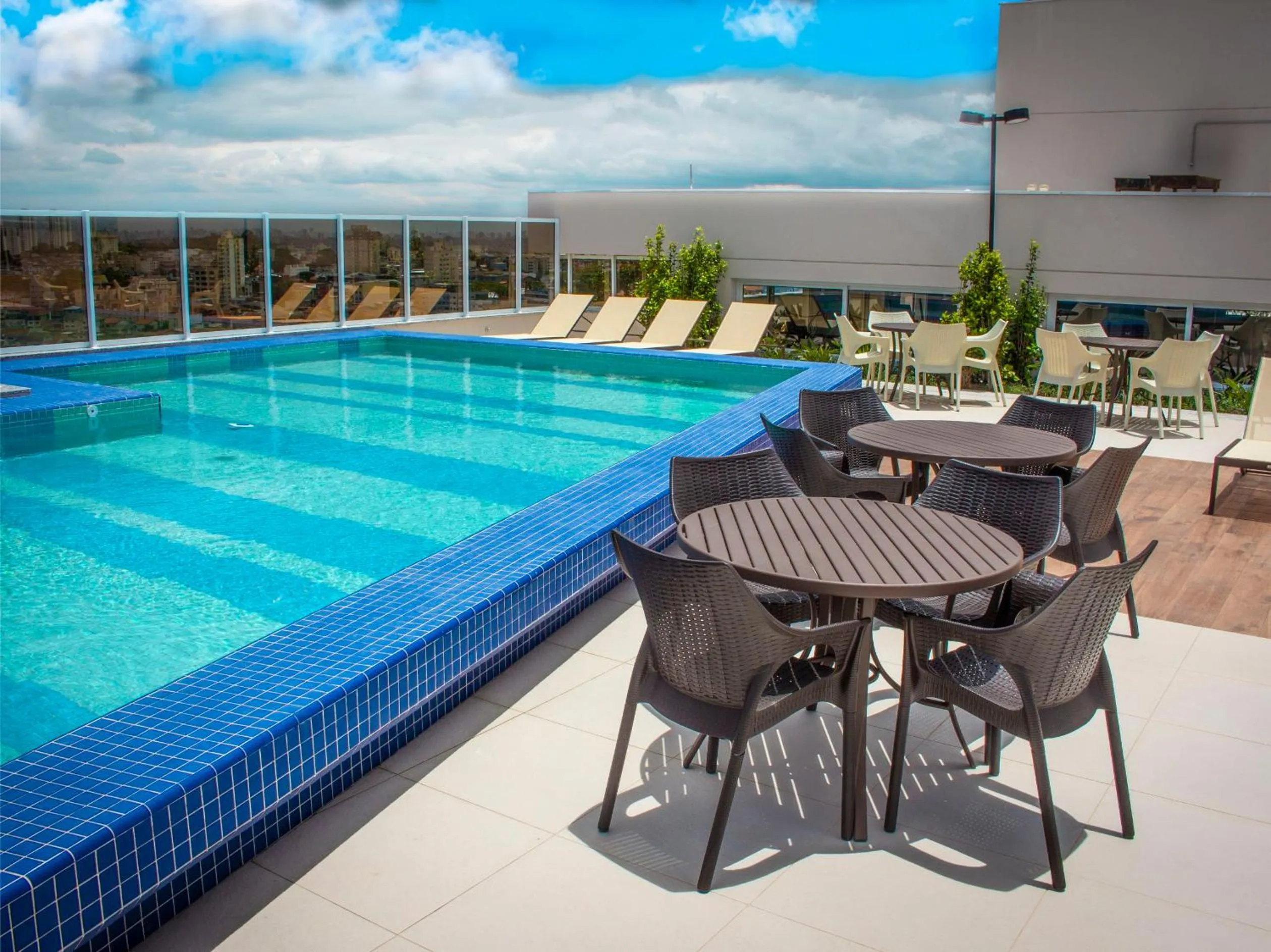 Swimming pool in Terraço Harmony Flats GRU