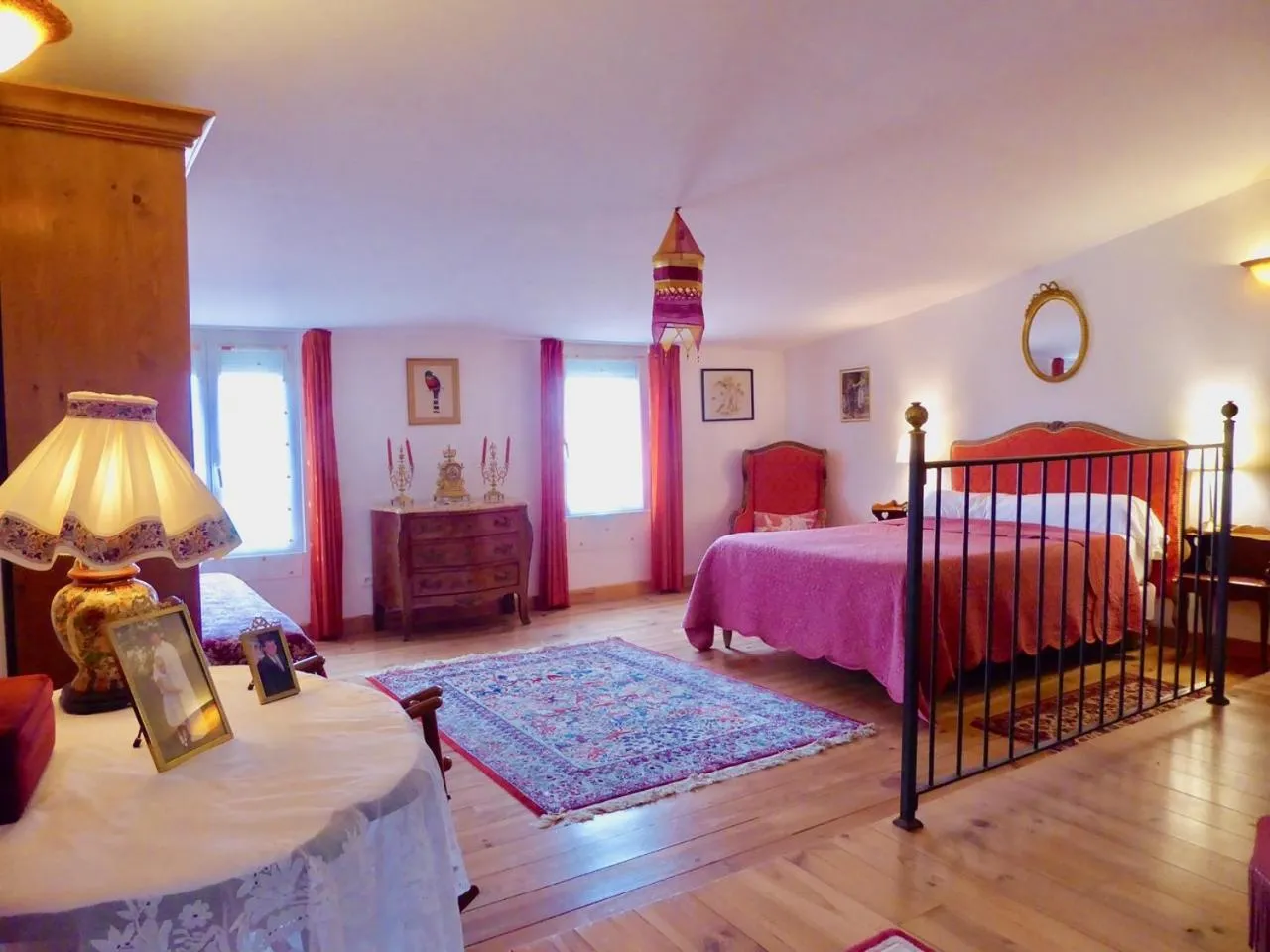 Photo of the whole room, Bed in Six chandelles m'étaient comptées