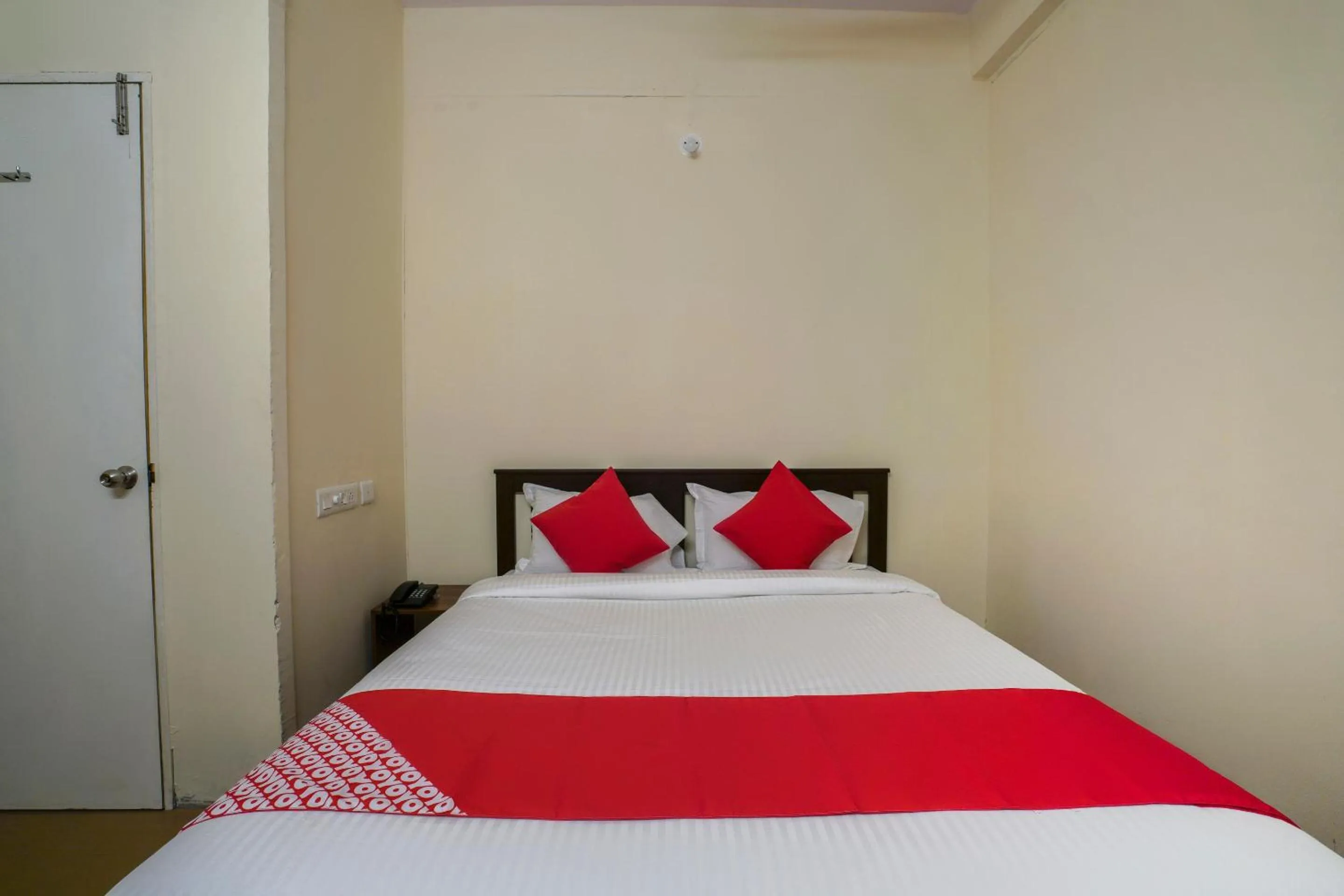 Bedroom, Bed in Hotel O Alpine glow Zenith