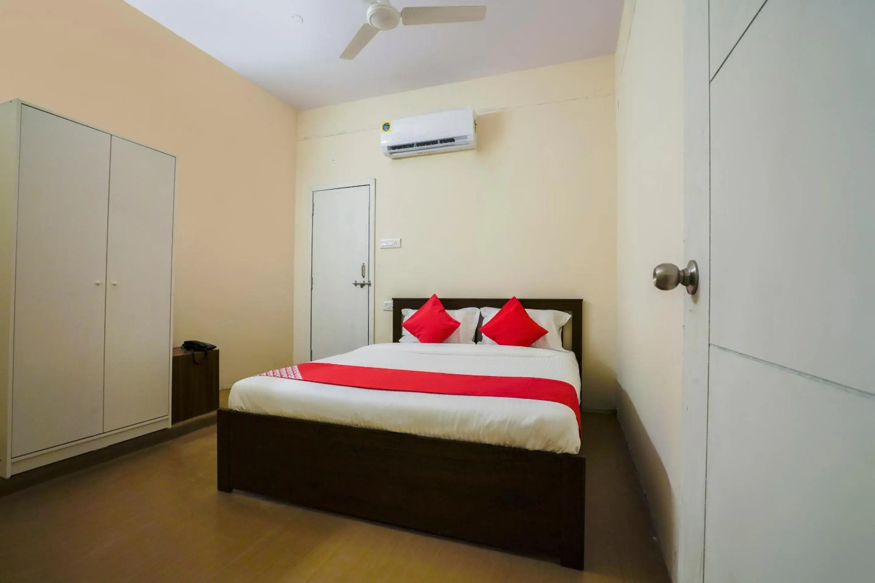 Bedroom, Bed in Hotel O Alpine glow Zenith Bedroom, Bed in Hotel O Alpine glow Zenith