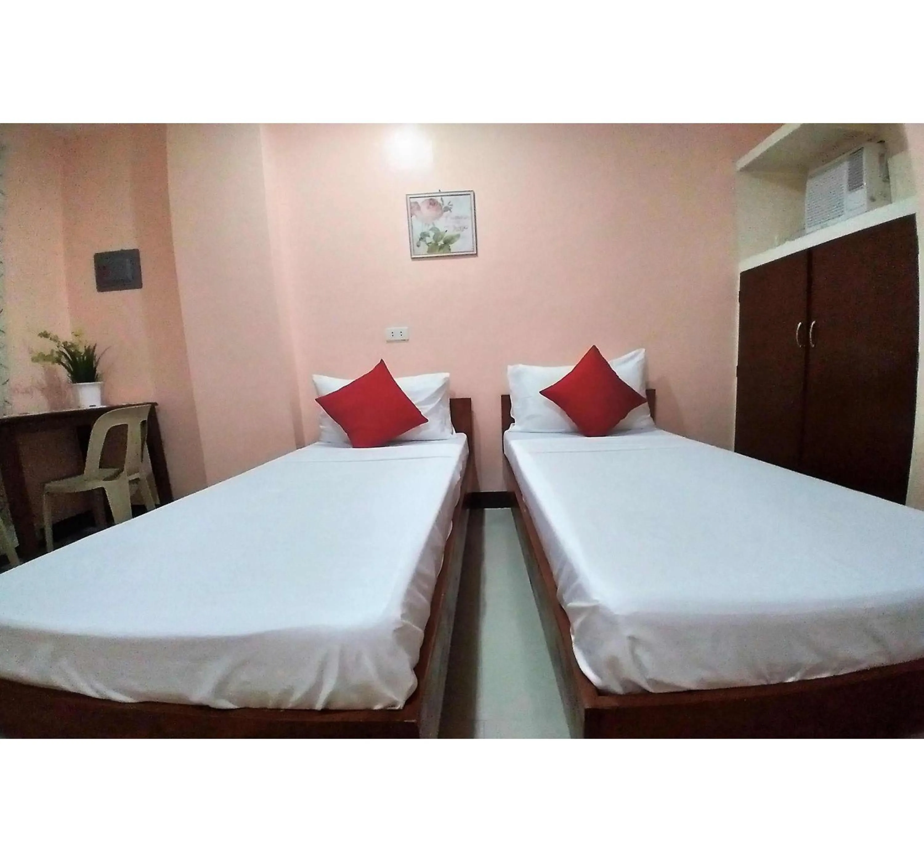 Bedroom in Super OYO 604 Chateau Cinco Dormitel