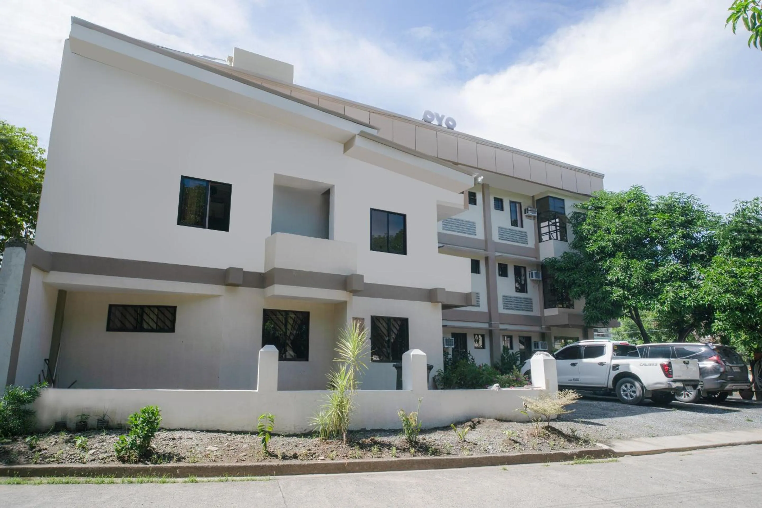 Facade/entrance in Super OYO 604 Chateau Cinco Dormitel