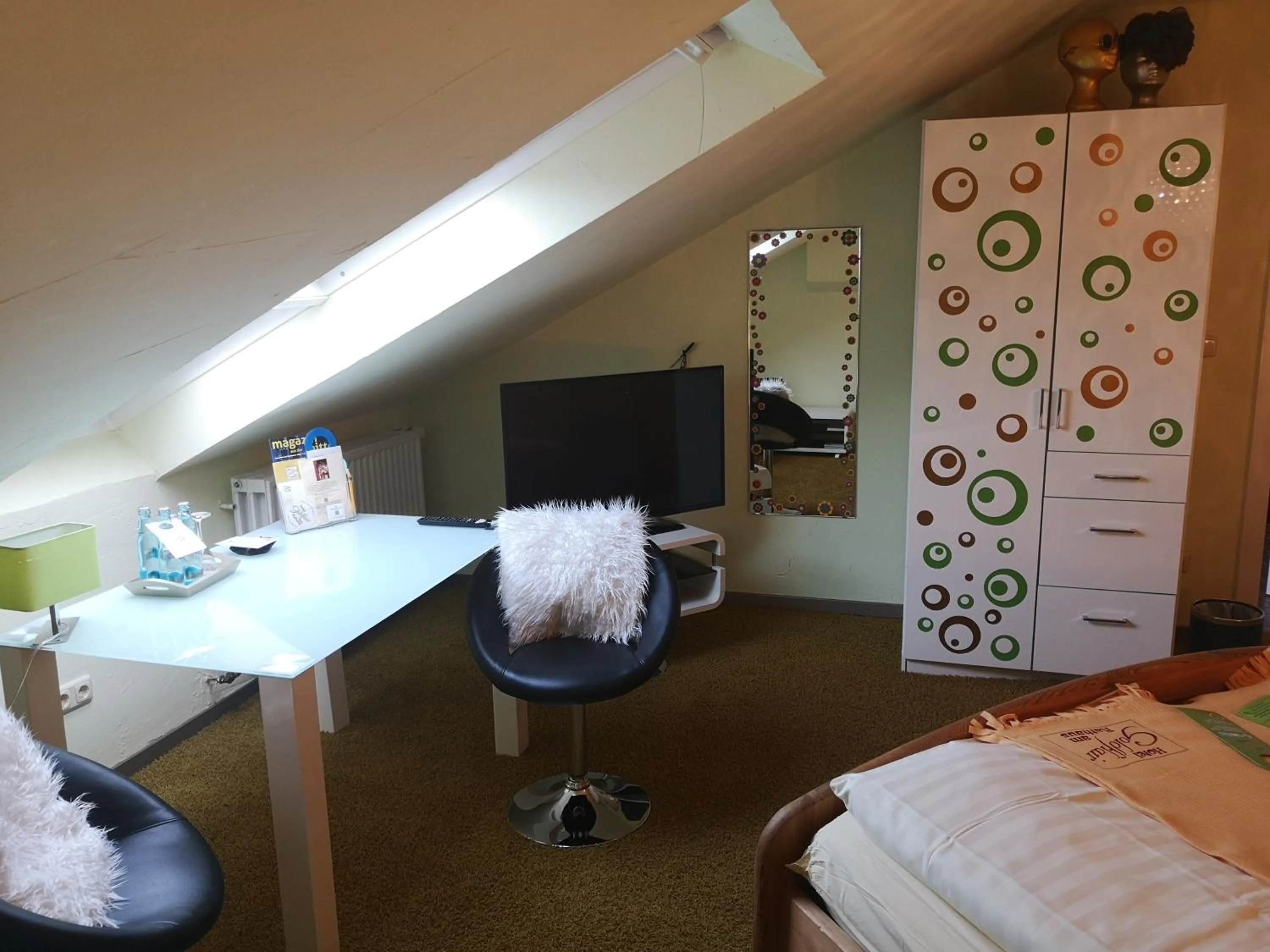 Bedroom, Bed in Hotel Goldflair am Rathaus