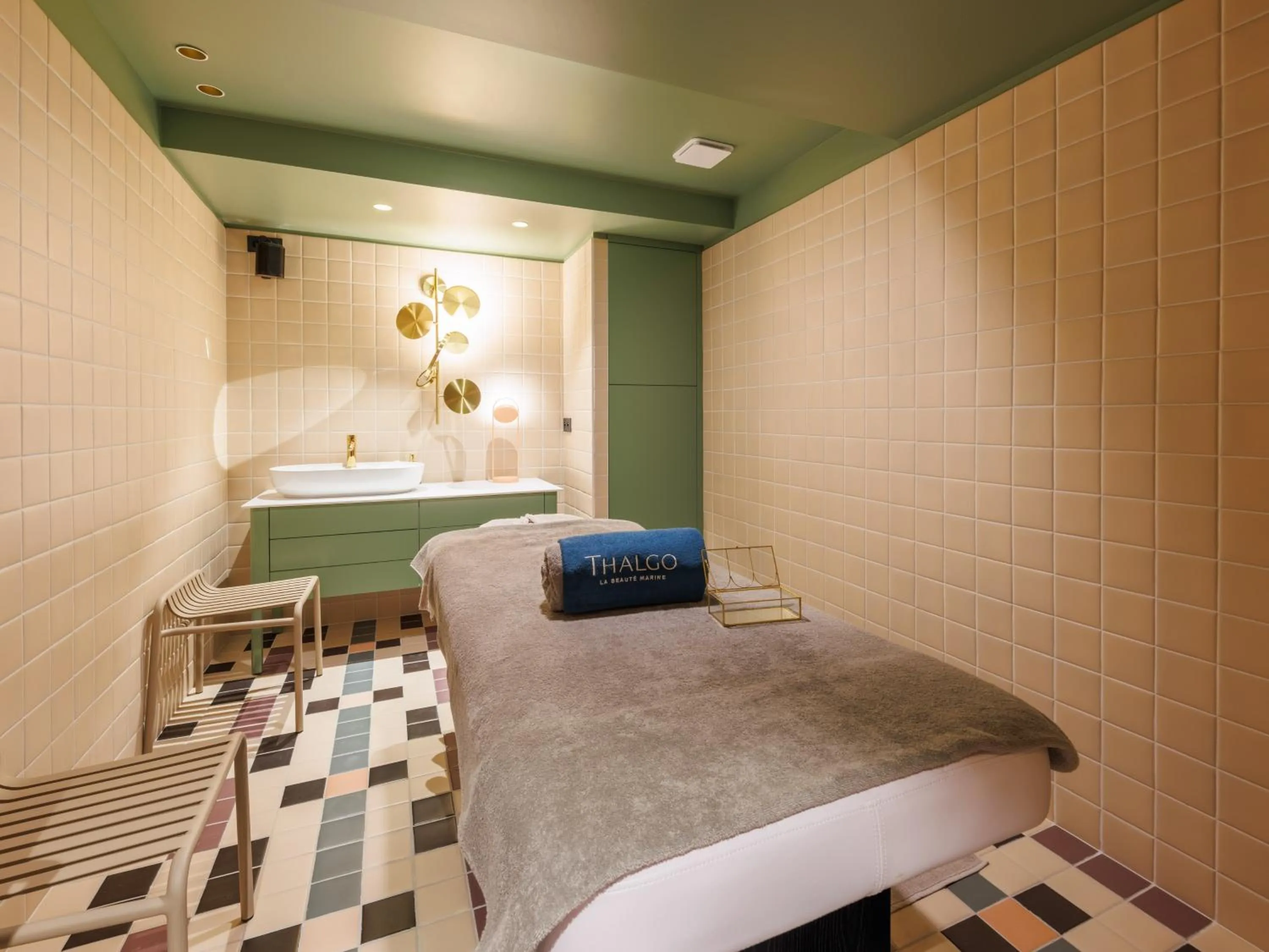 Massage, Bed in Aiden by Best Western Clermont-Ferrand Hotel & Spa