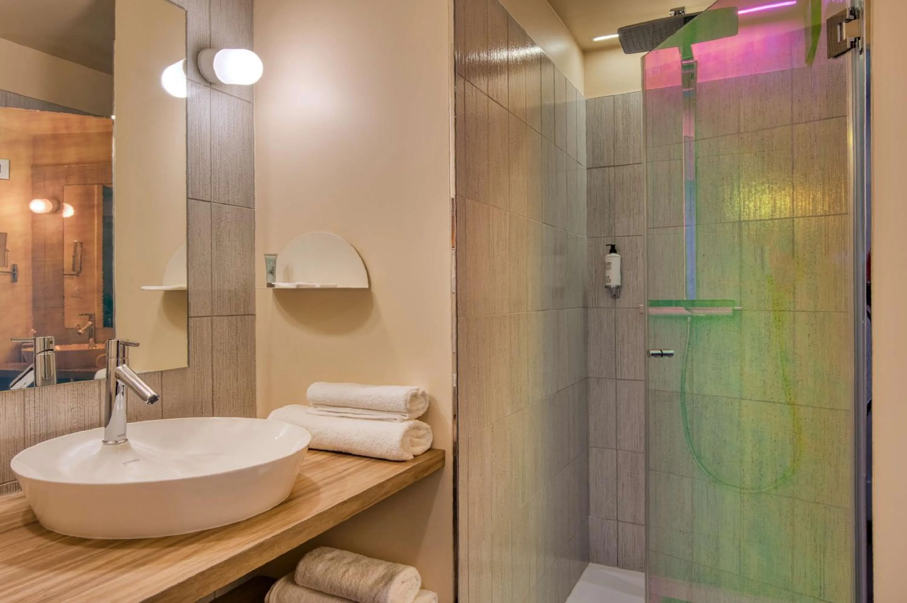 Bedroom in Aiden by Best Western Clermont-Ferrand Hotel & Spa