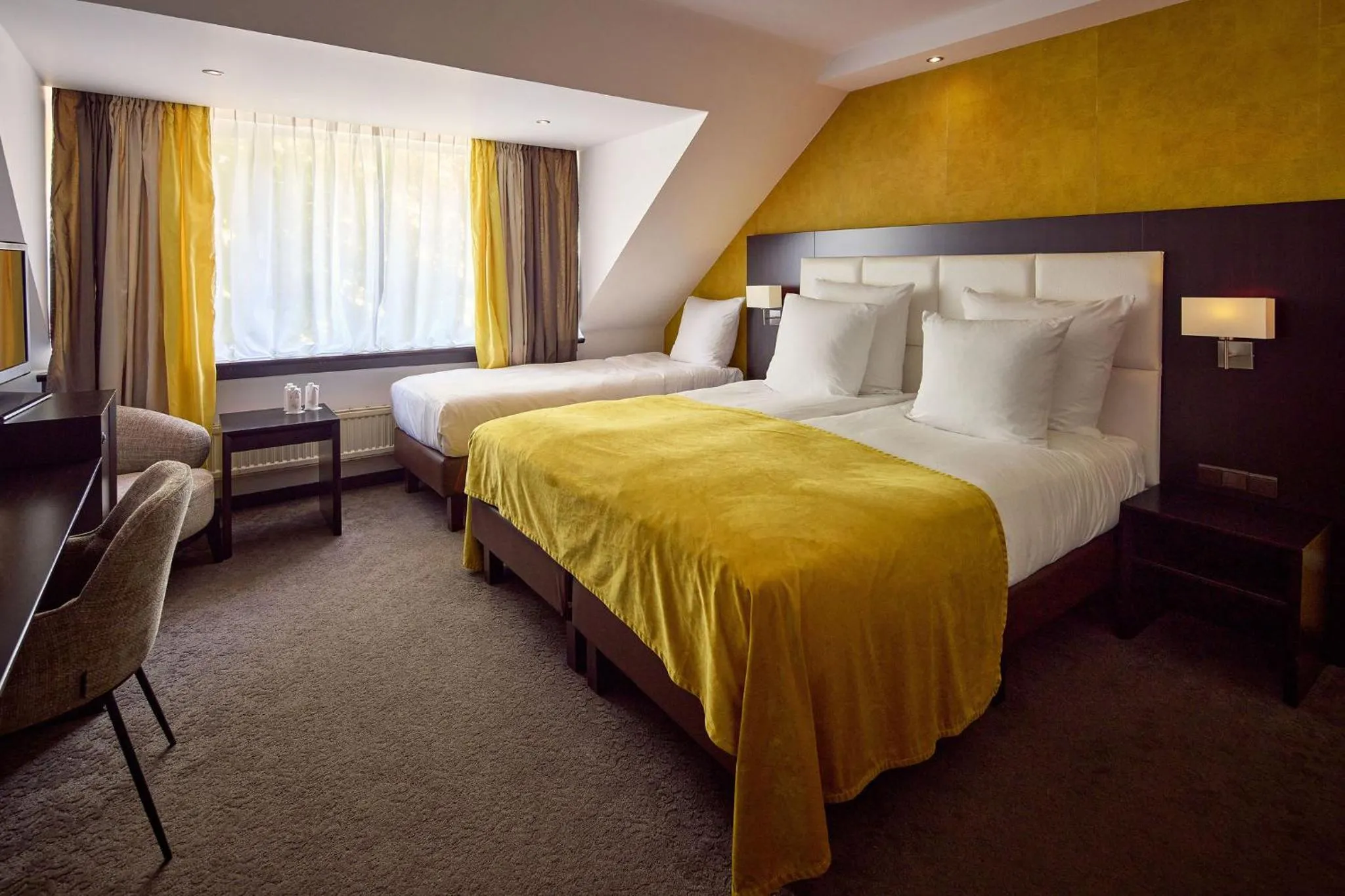 Photo of the whole room, Bed in Hotel Moers van der Valk