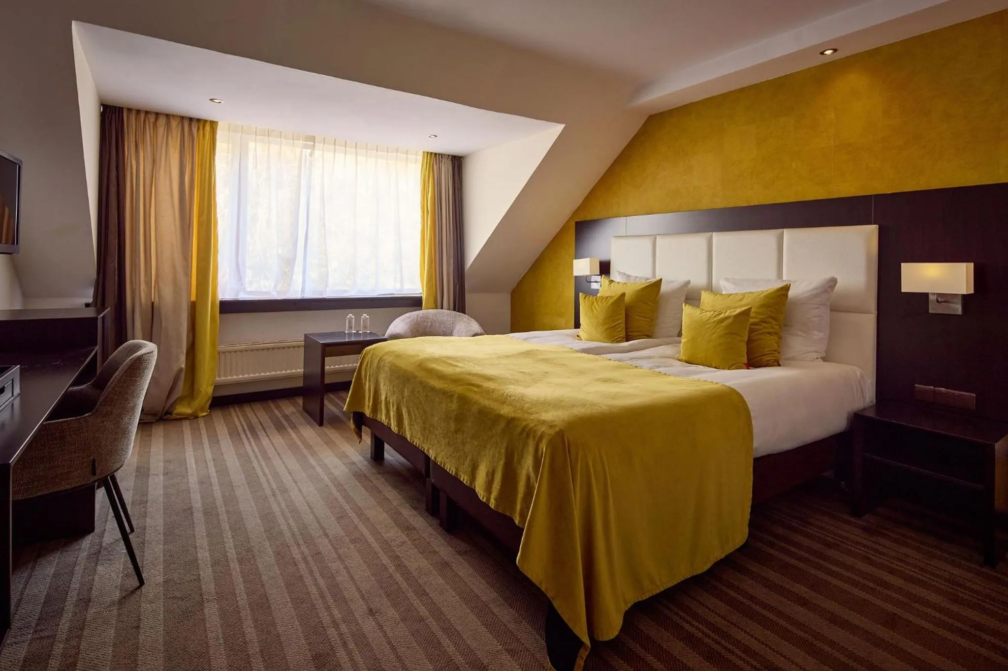 Photo of the whole room, Bed in Hotel Moers van der Valk