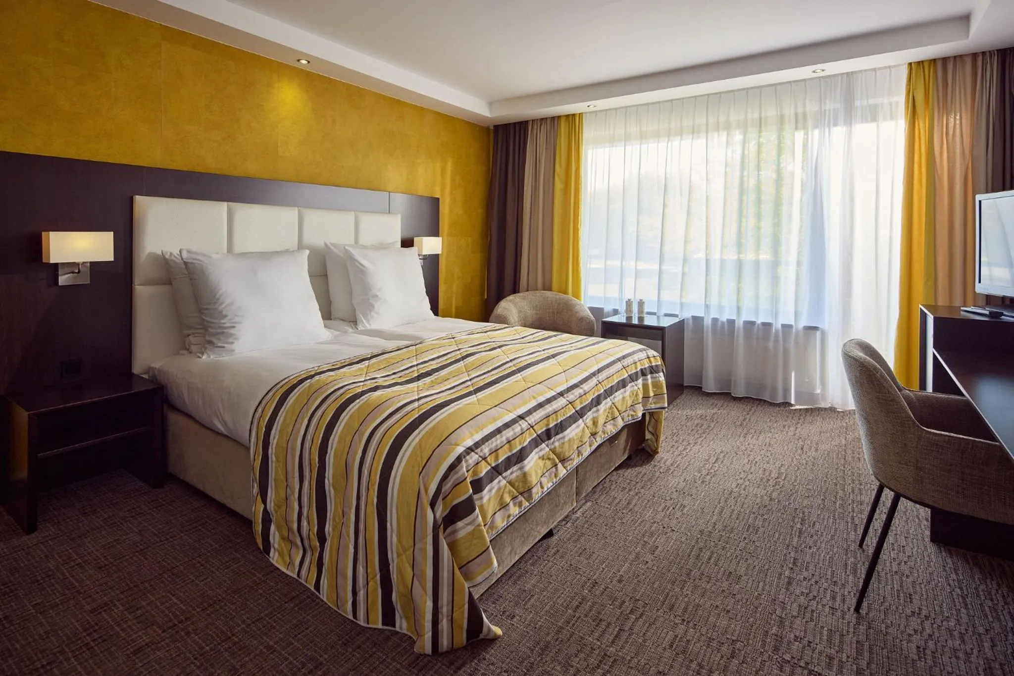 Photo of the whole room, Bed in Hotel Moers van der Valk