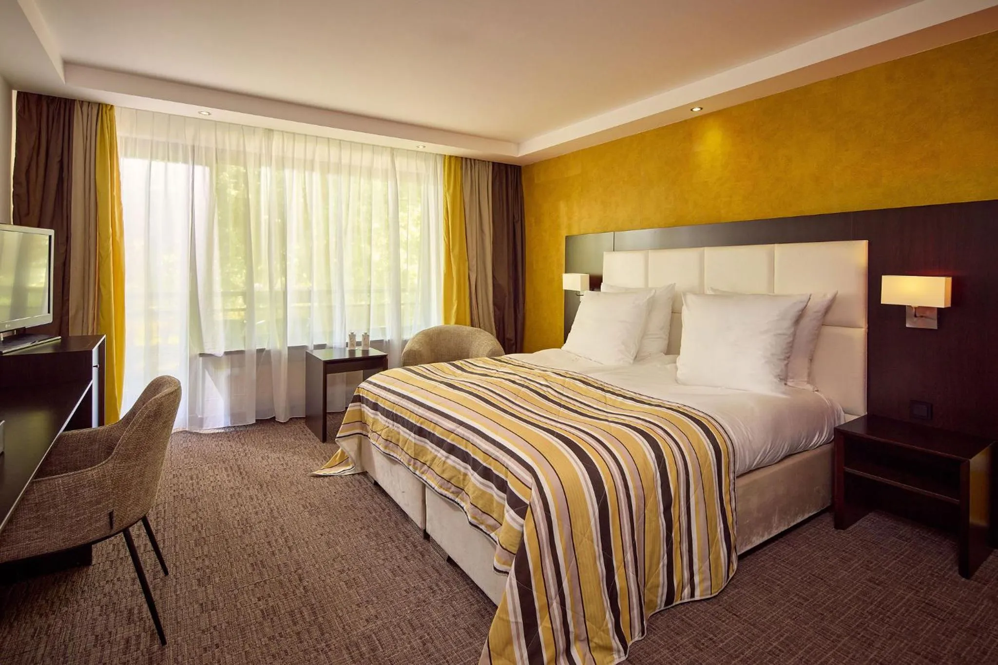 Photo of the whole room, Bed in Hotel Moers van der Valk