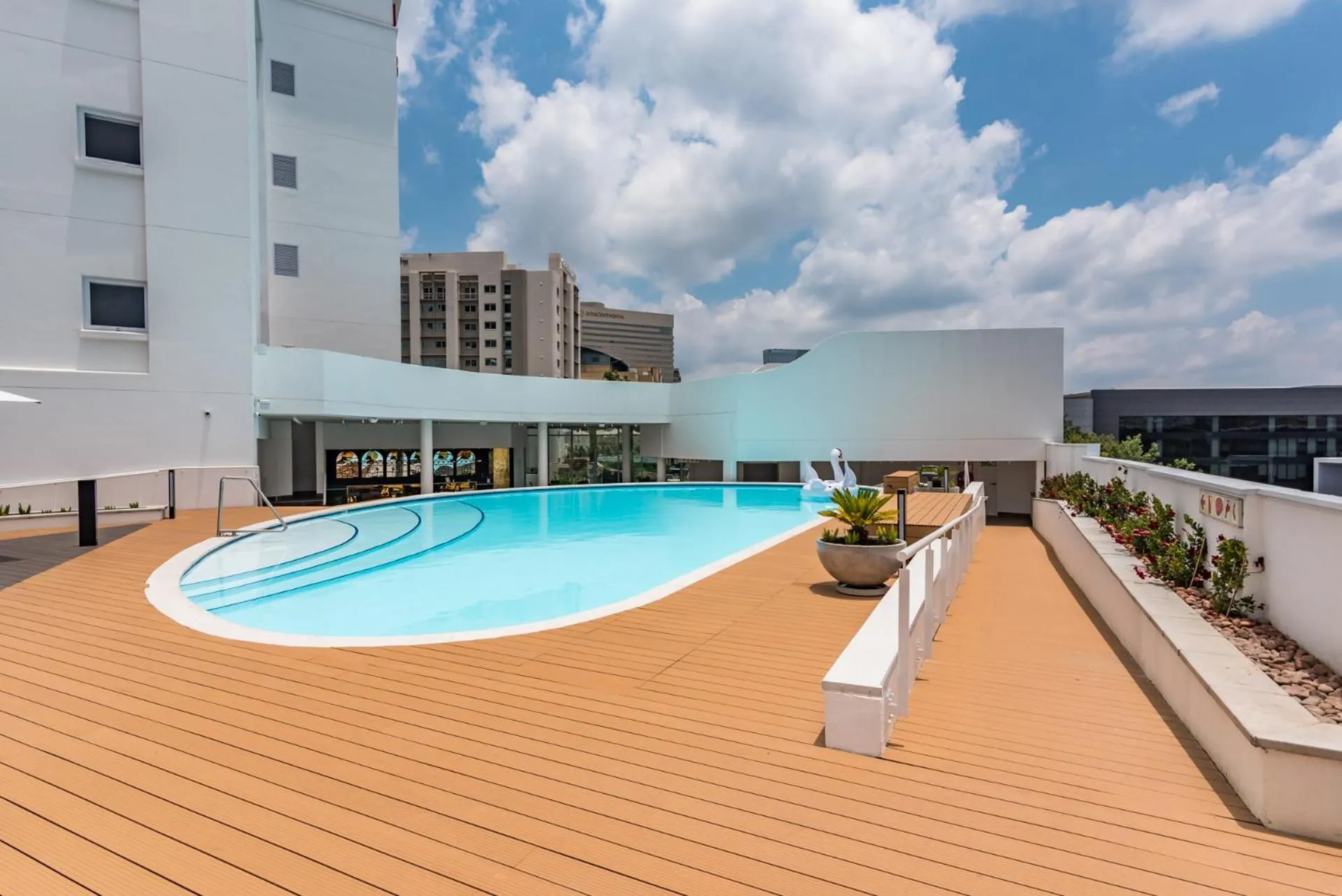 Swimming pool in Hotel Sky Sandton