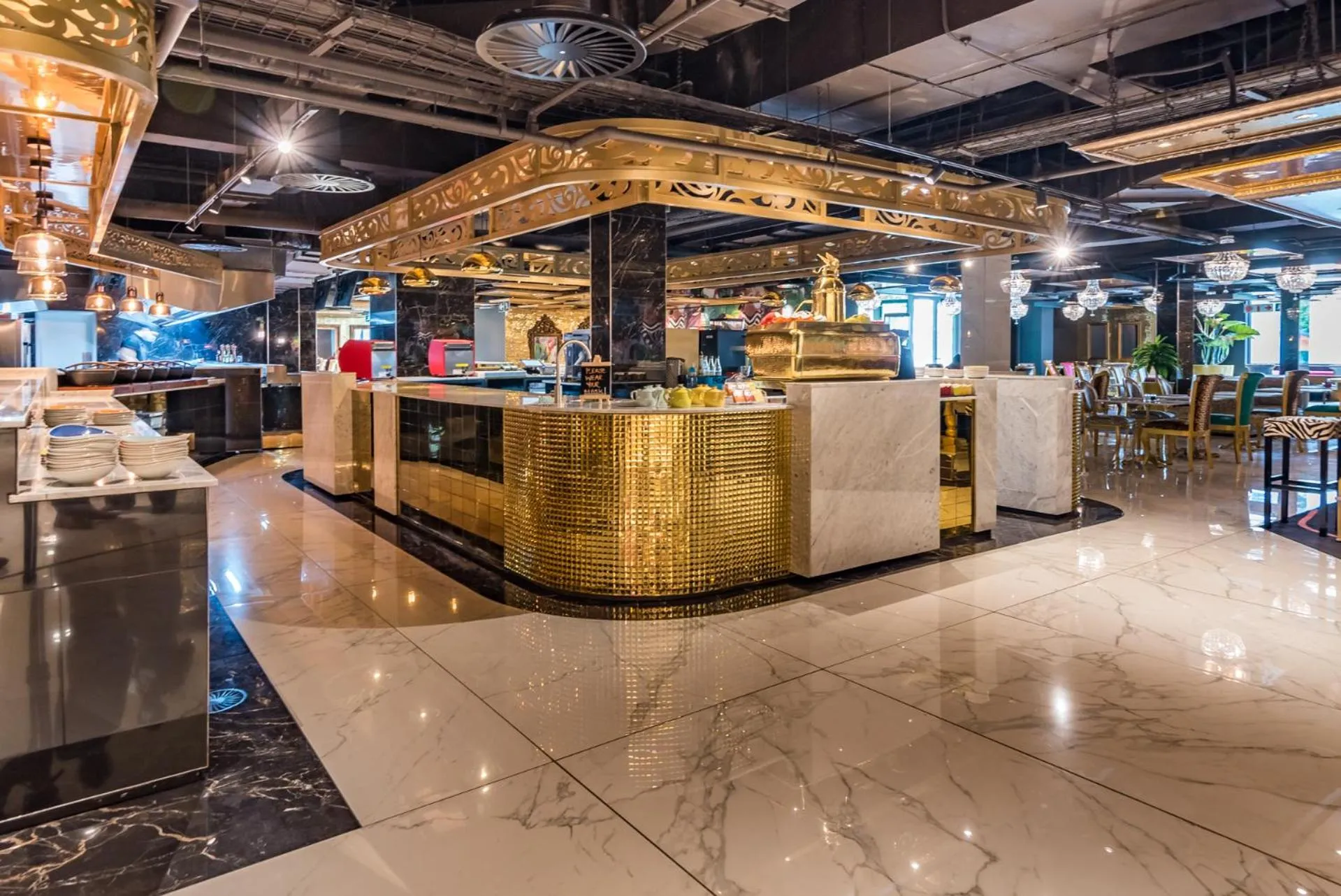 Restaurant/places to eat in Hotel Sky Sandton