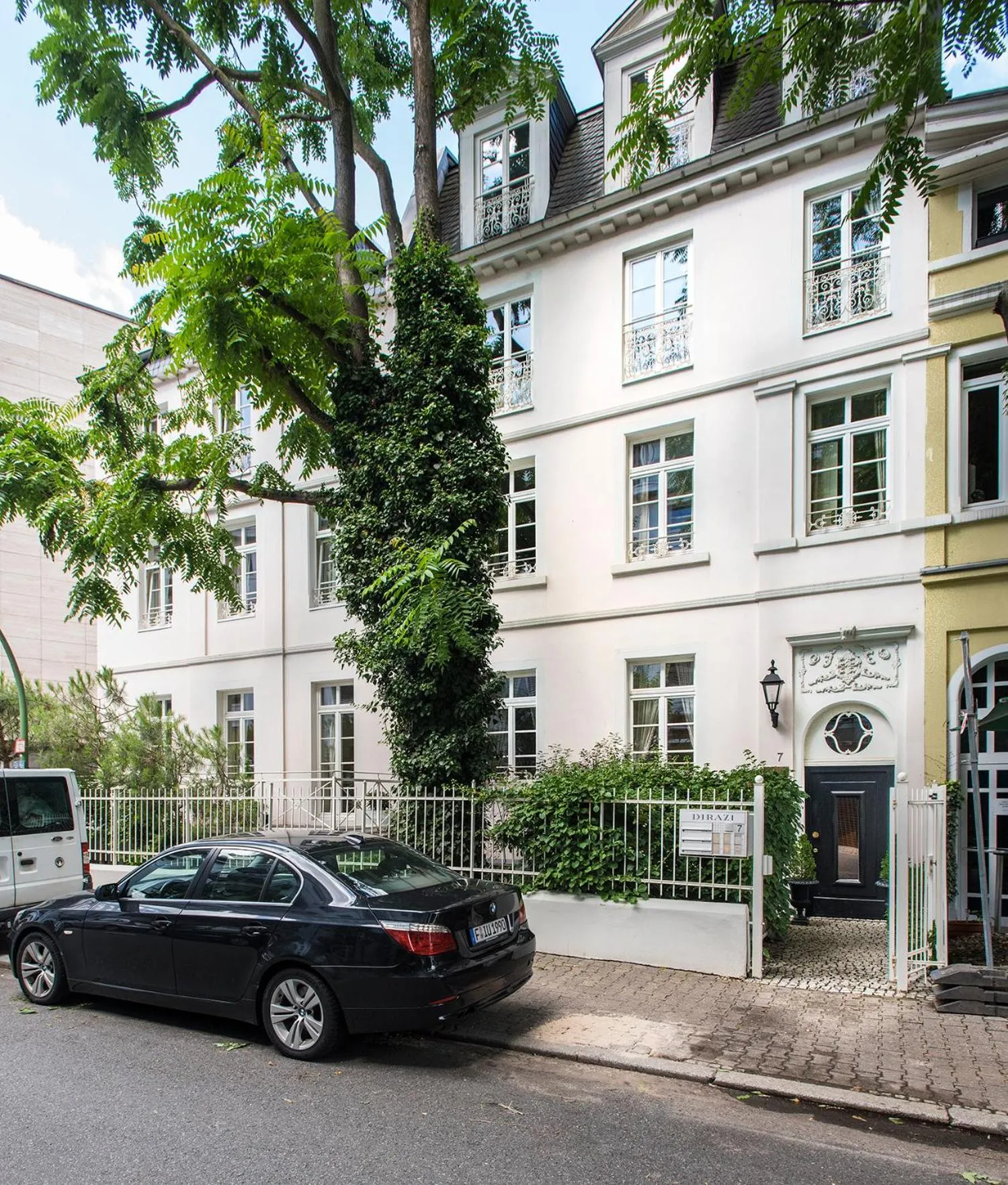 DIRAZI Guesthouse & Apartments GmbH
