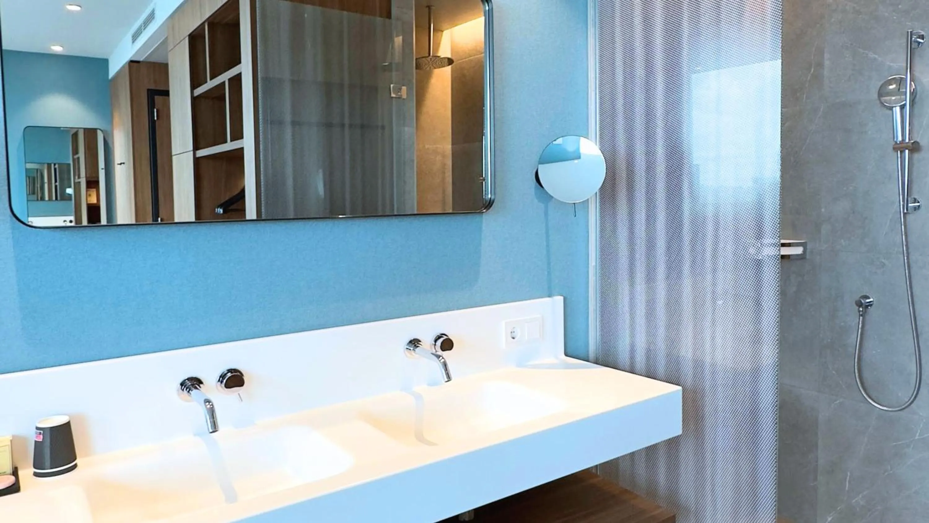 Shower in Van der Valk Hotel Amsterdam Zuidas -Rai