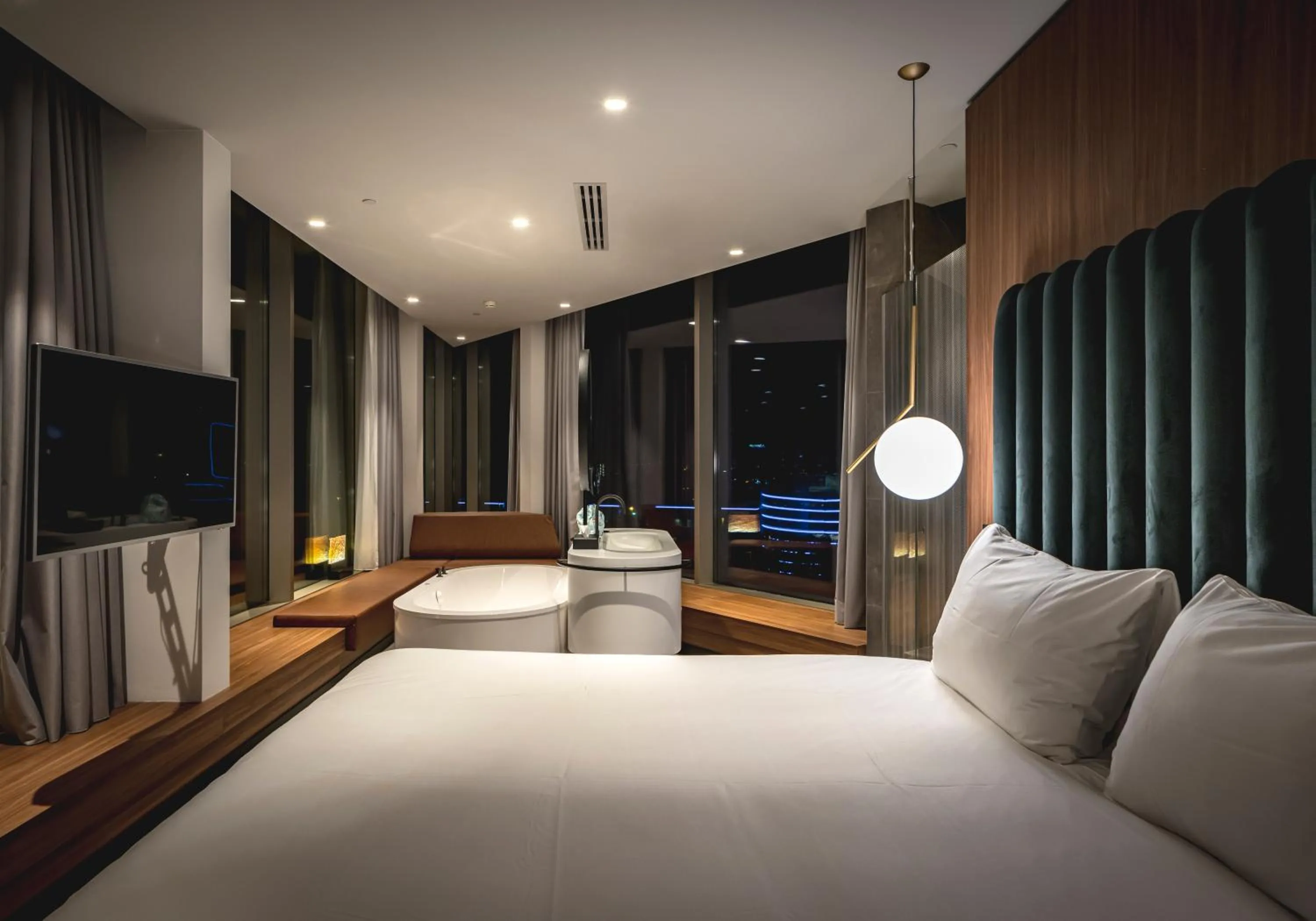 Bathroom, Bed in Van der Valk Hotel Amsterdam Zuidas -Rai