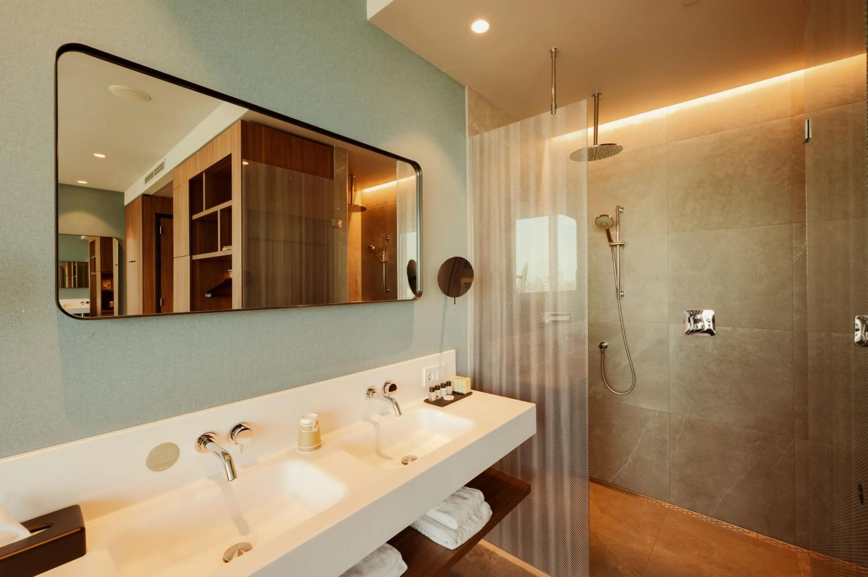 Shower in Van der Valk Hotel Amsterdam Zuidas-Rai
