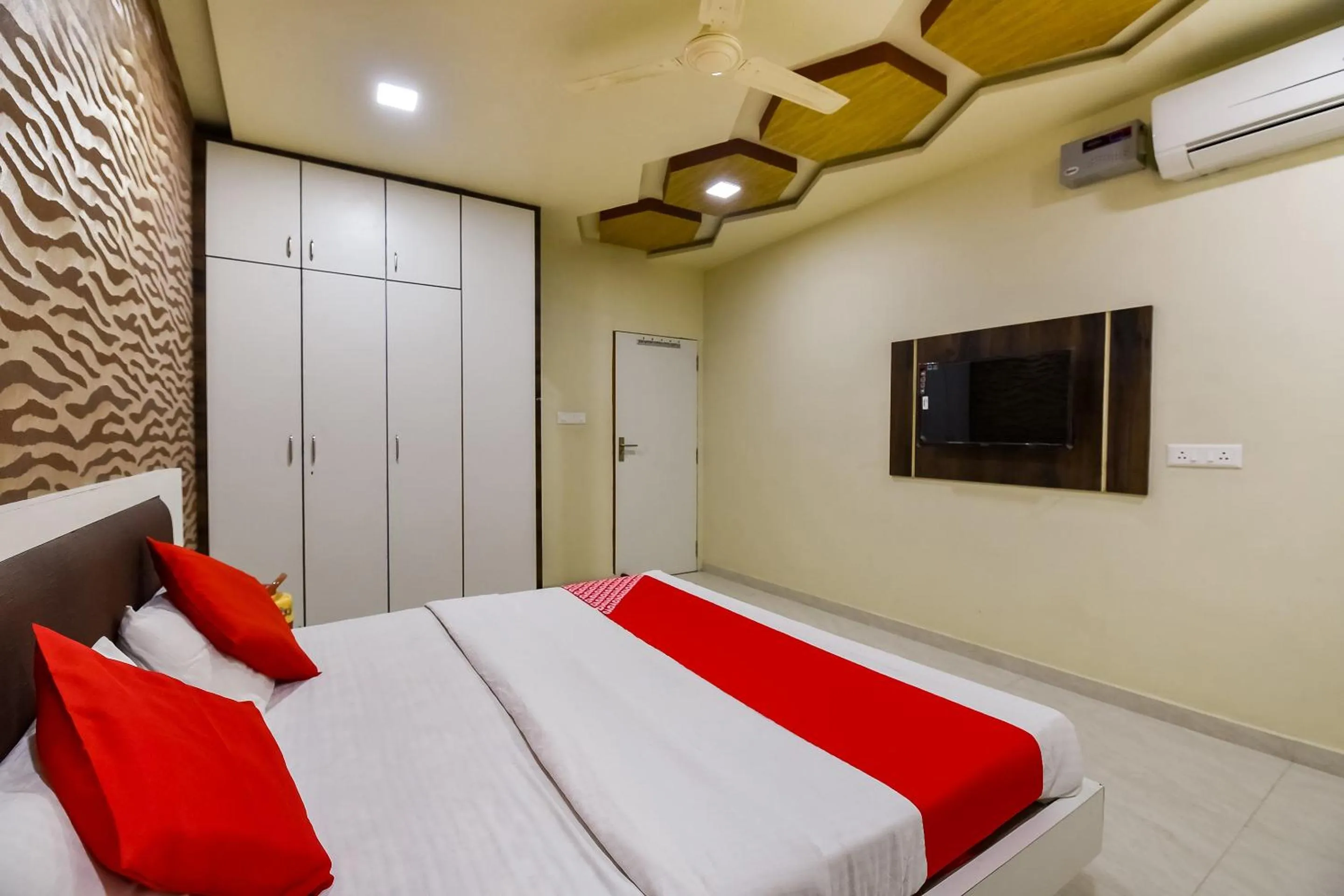 Bedroom in Super Hotel O Jagmohan Hotel