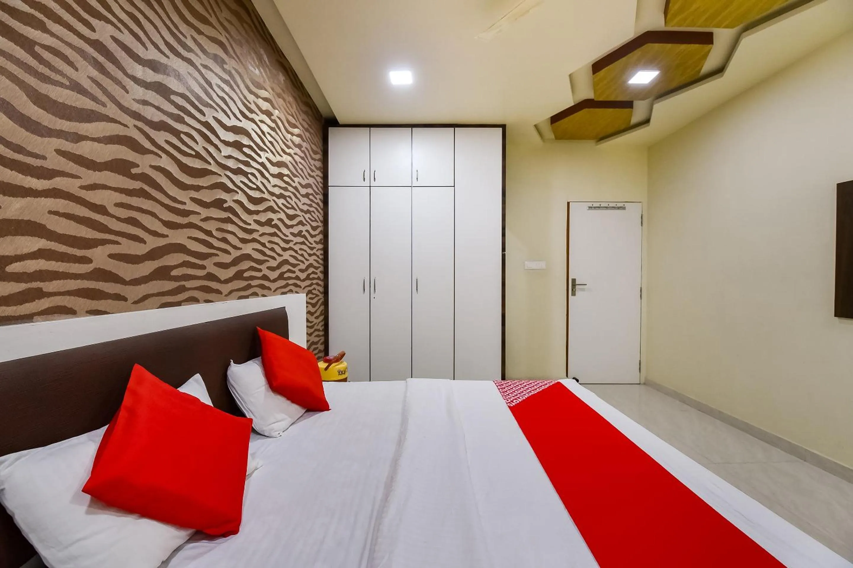 Bedroom in Super Hotel O Jagmohan Hotel