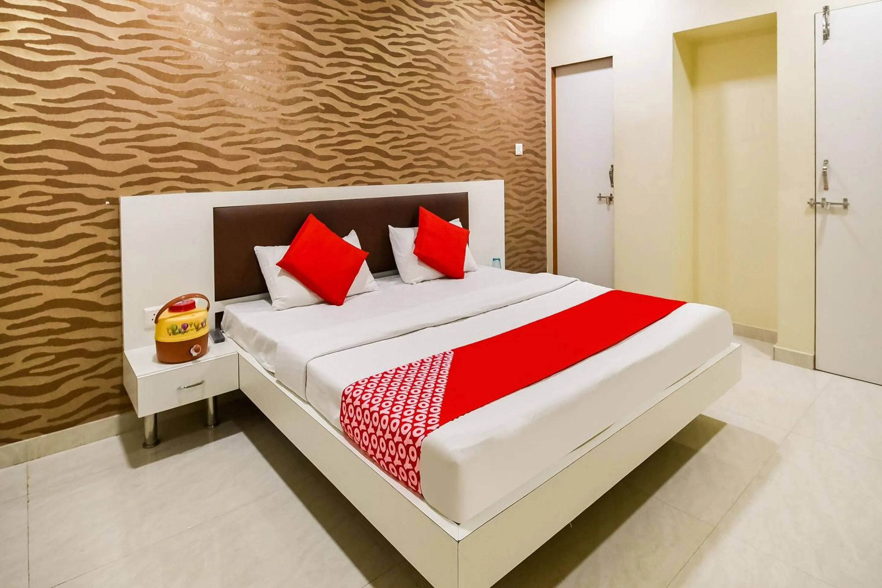 Bedroom in Super Hotel O Jagmohan Hotel