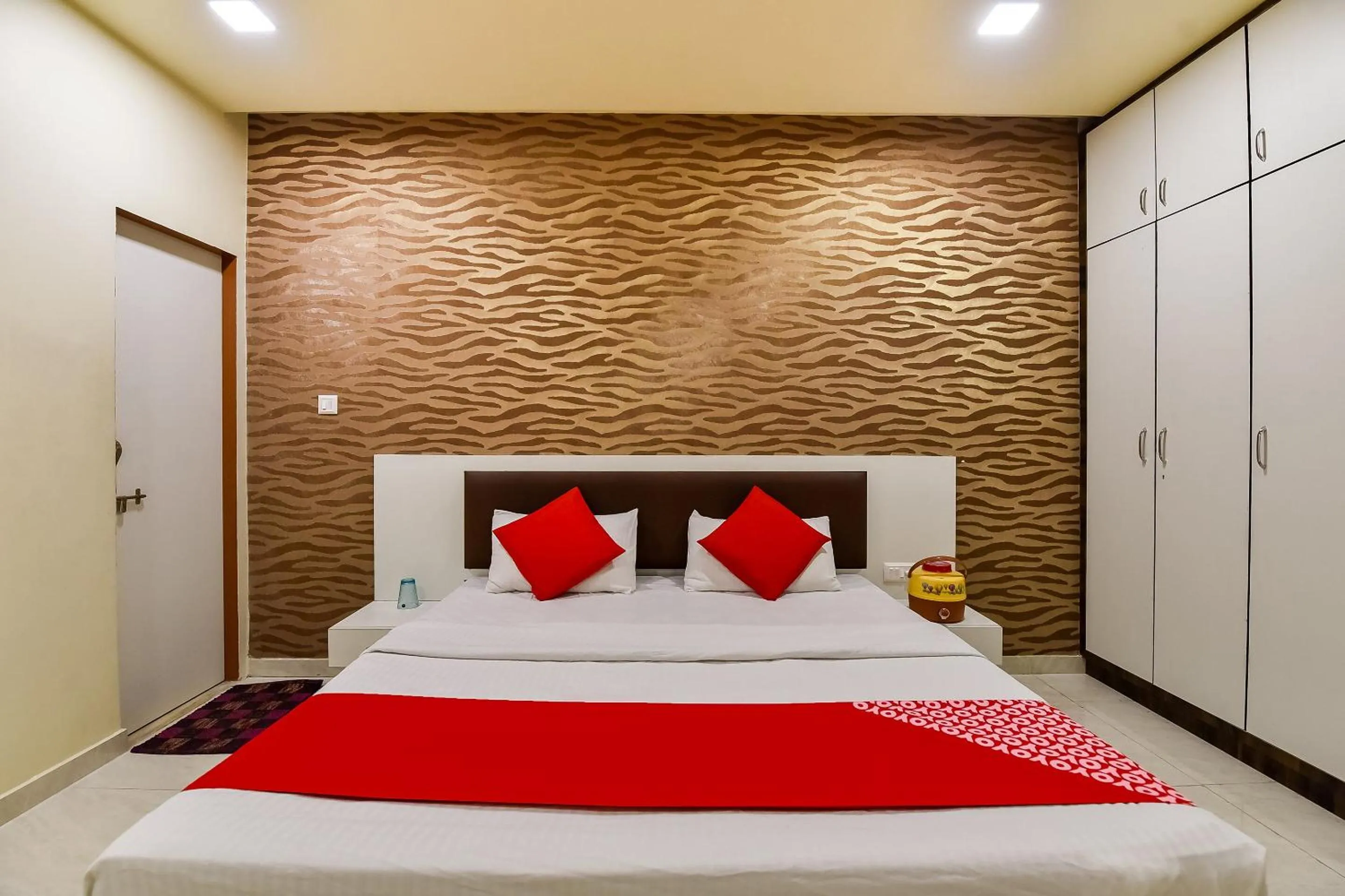 Bedroom in Super Hotel O Jagmohan Hotel