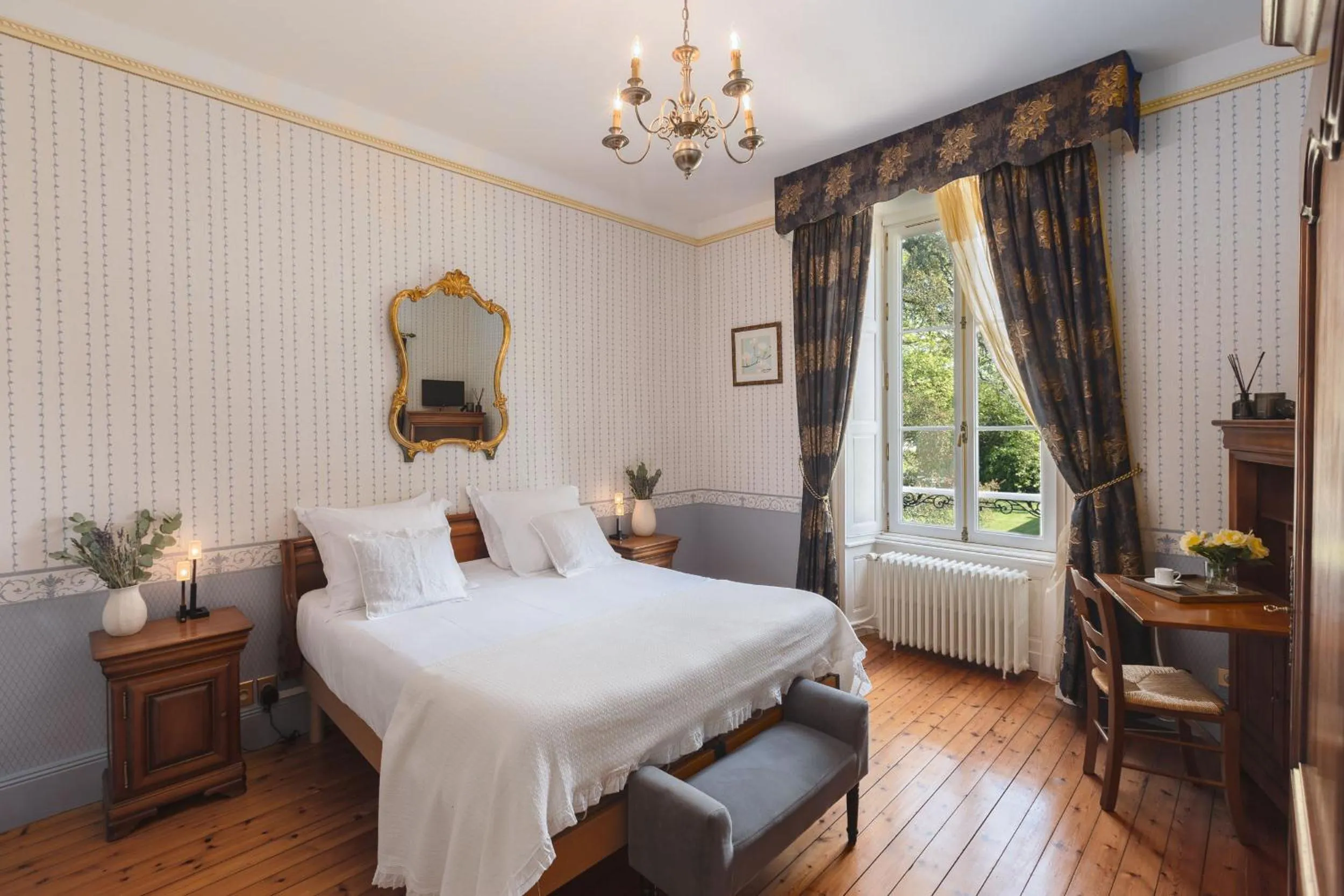 Photo of the whole room, Bed in Château de la Richerie - proche Puy du Fou