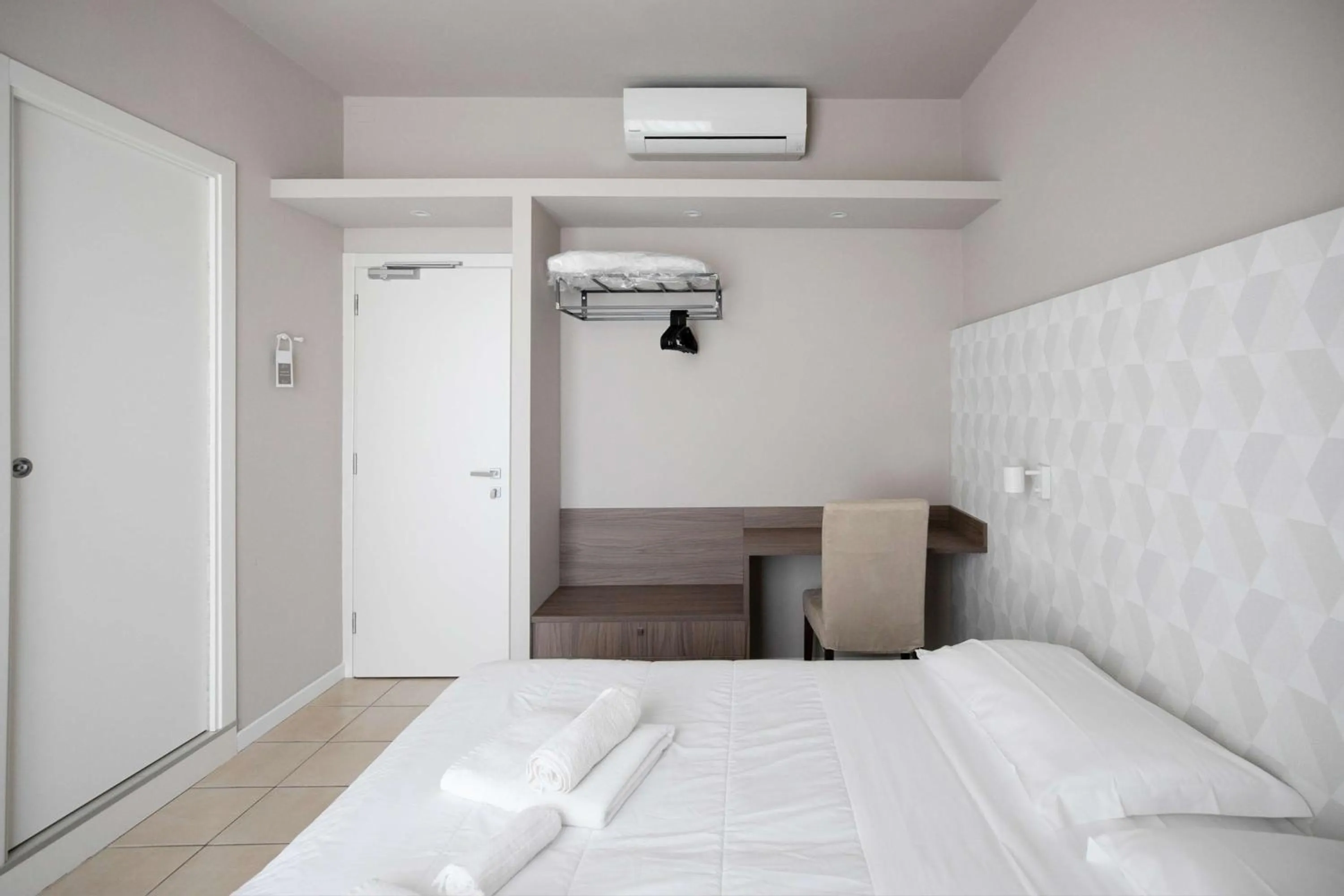 Communal lounge/ TV room, Bed in Hotel Benvenuto