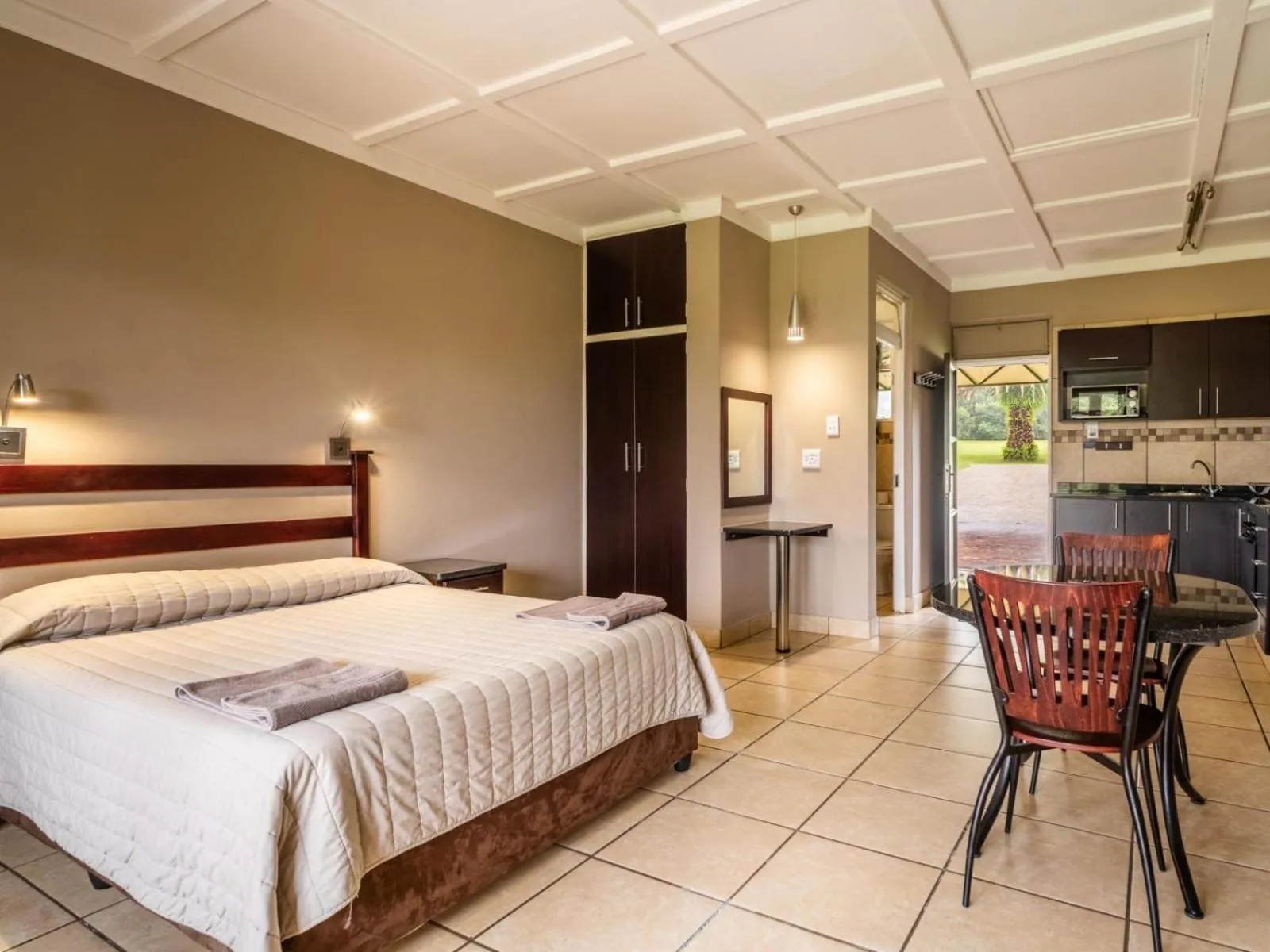 Seating area, Bed in ATKV Drakensville