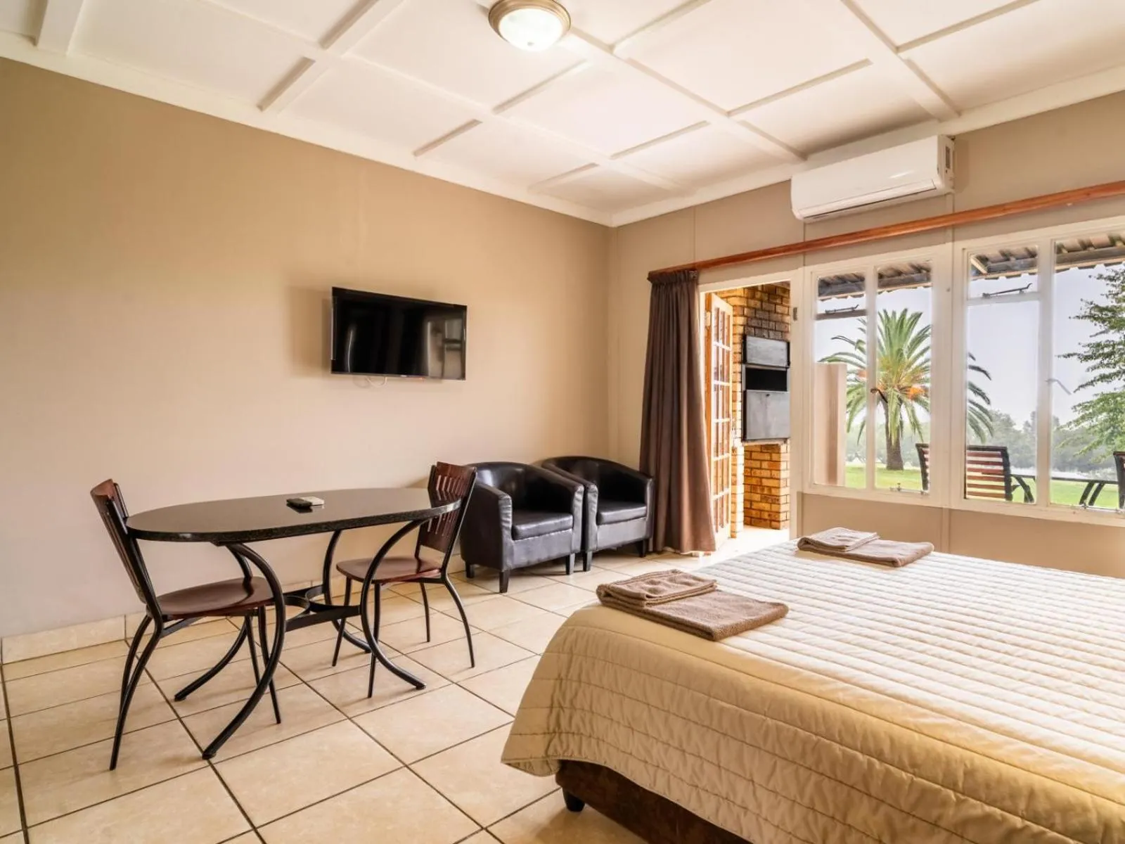 Seating area, Bed in ATKV Drakensville