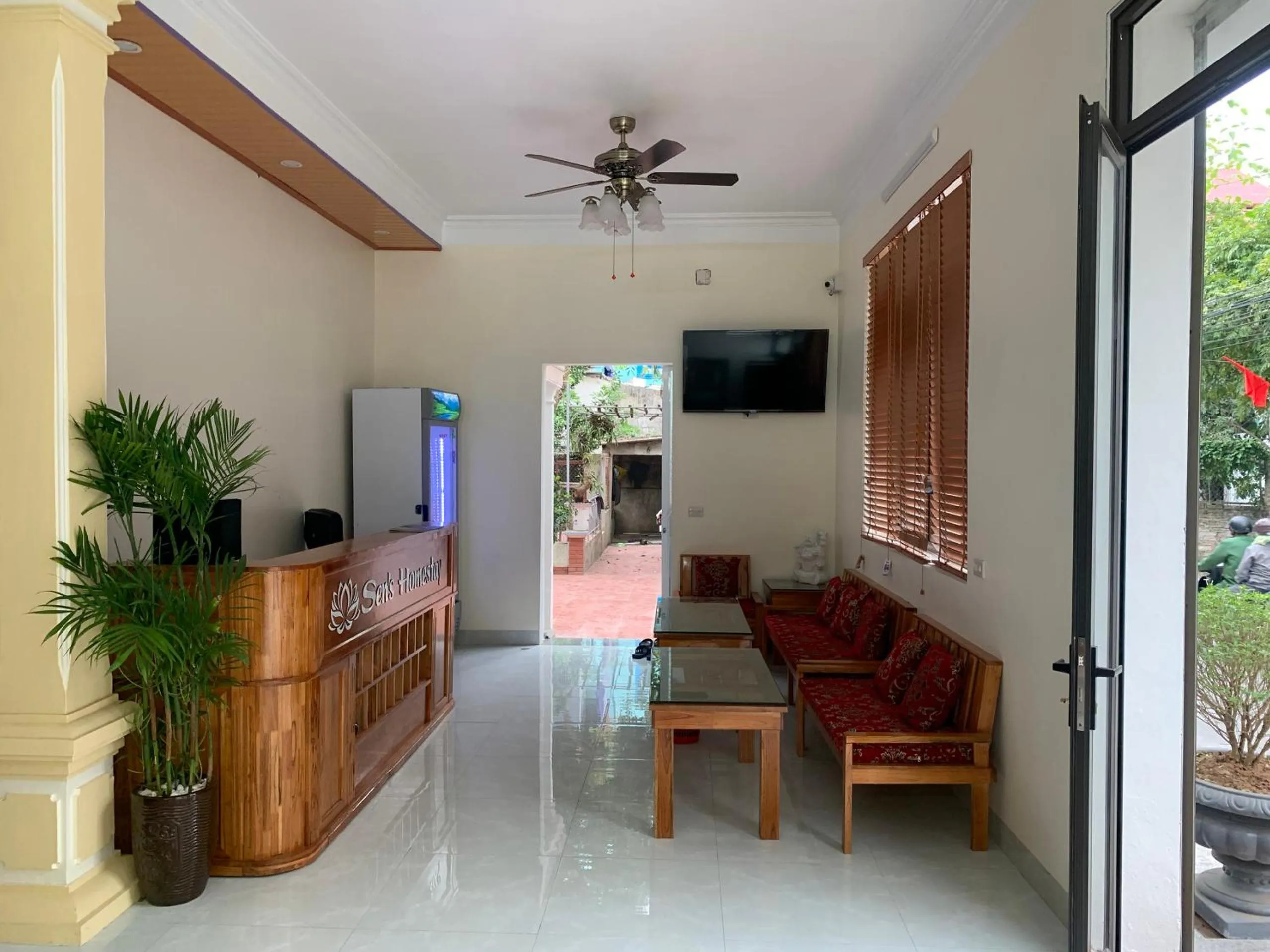 Communal lounge/ TV room in Sen's Homestay