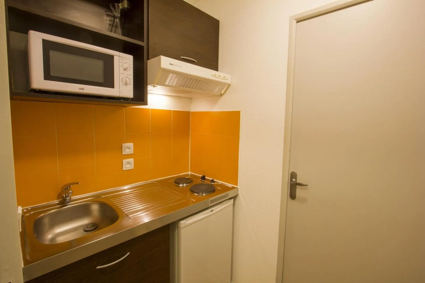 Kitchen or kitchenette in ApartHotel Sainte-Marthe