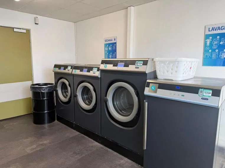 washing machine in ApartHotel Sainte-Marthe