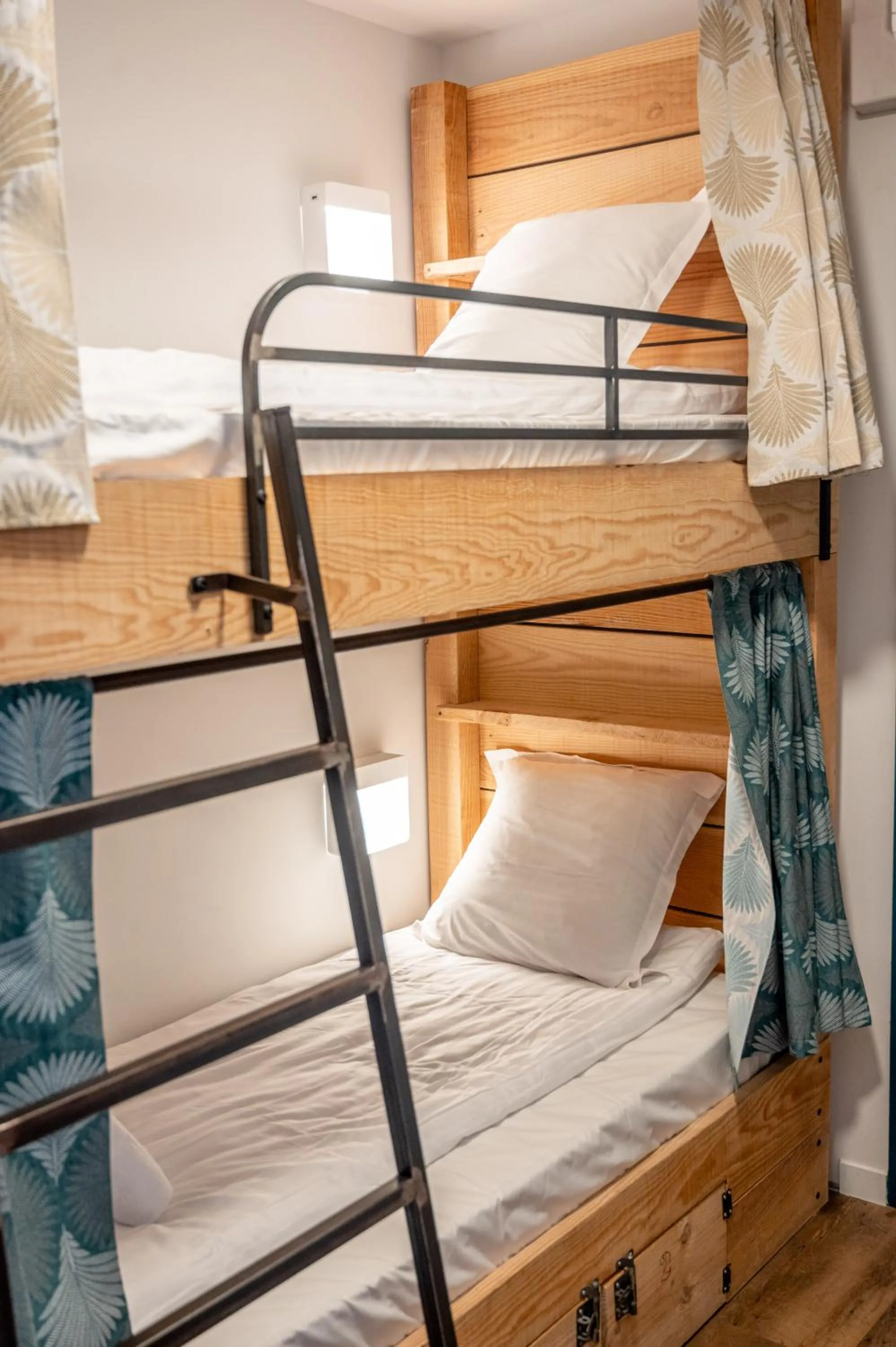 Single Bed in Mixed Dormitory Room in Auberge Koskenia