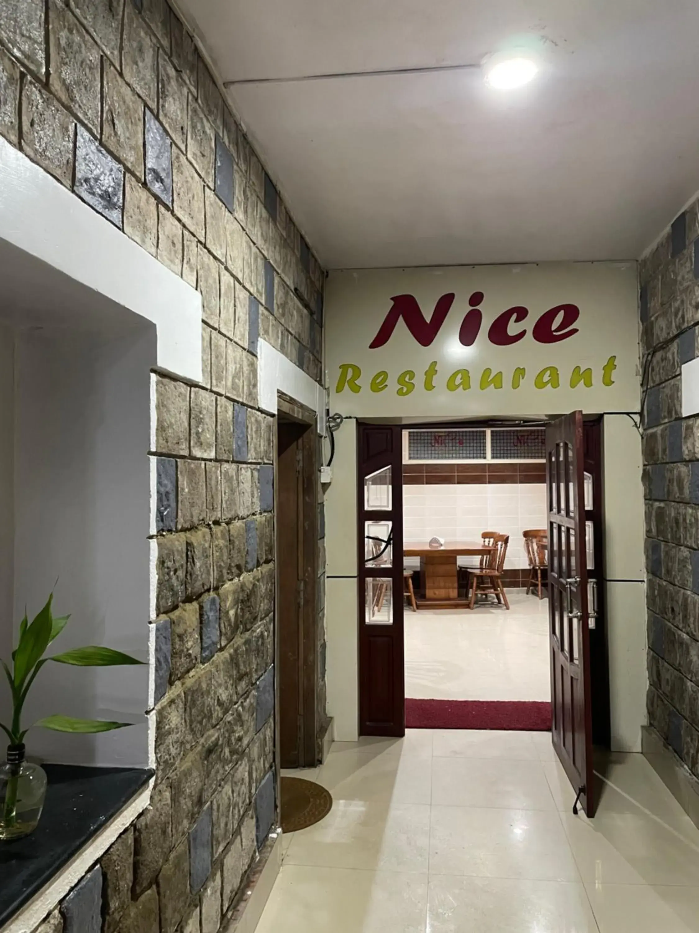 Restaurant/places to eat in Hotel Caveri Restaurant/places to eat in Hotel Caveri