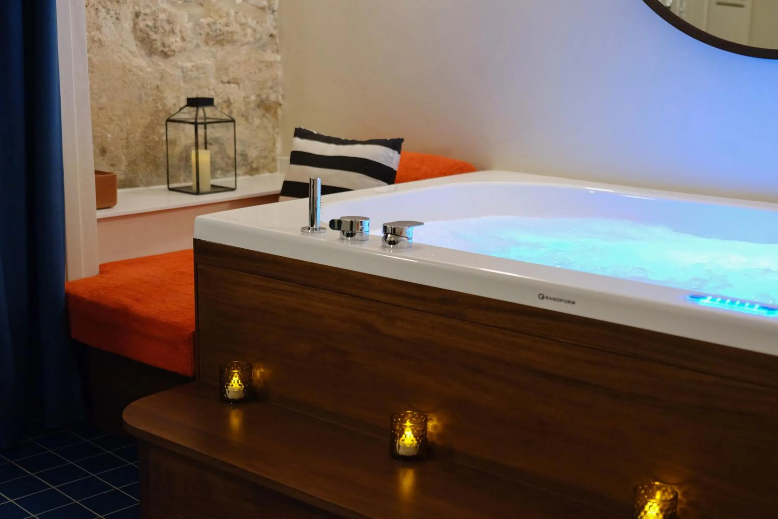 Hot Tub in Hôtel Saint-André des Arts