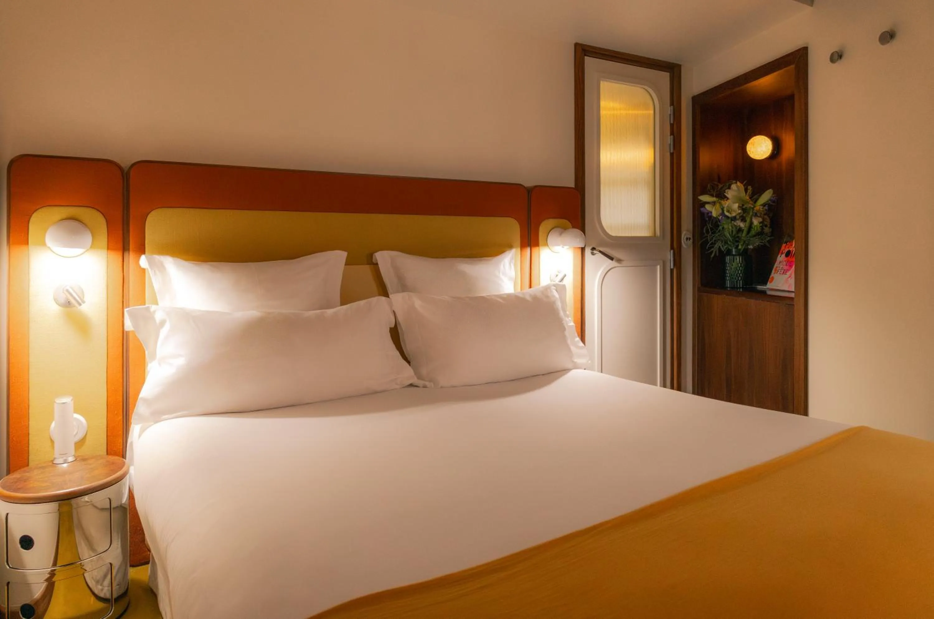 Bed in Hôtel Saint-André des Arts