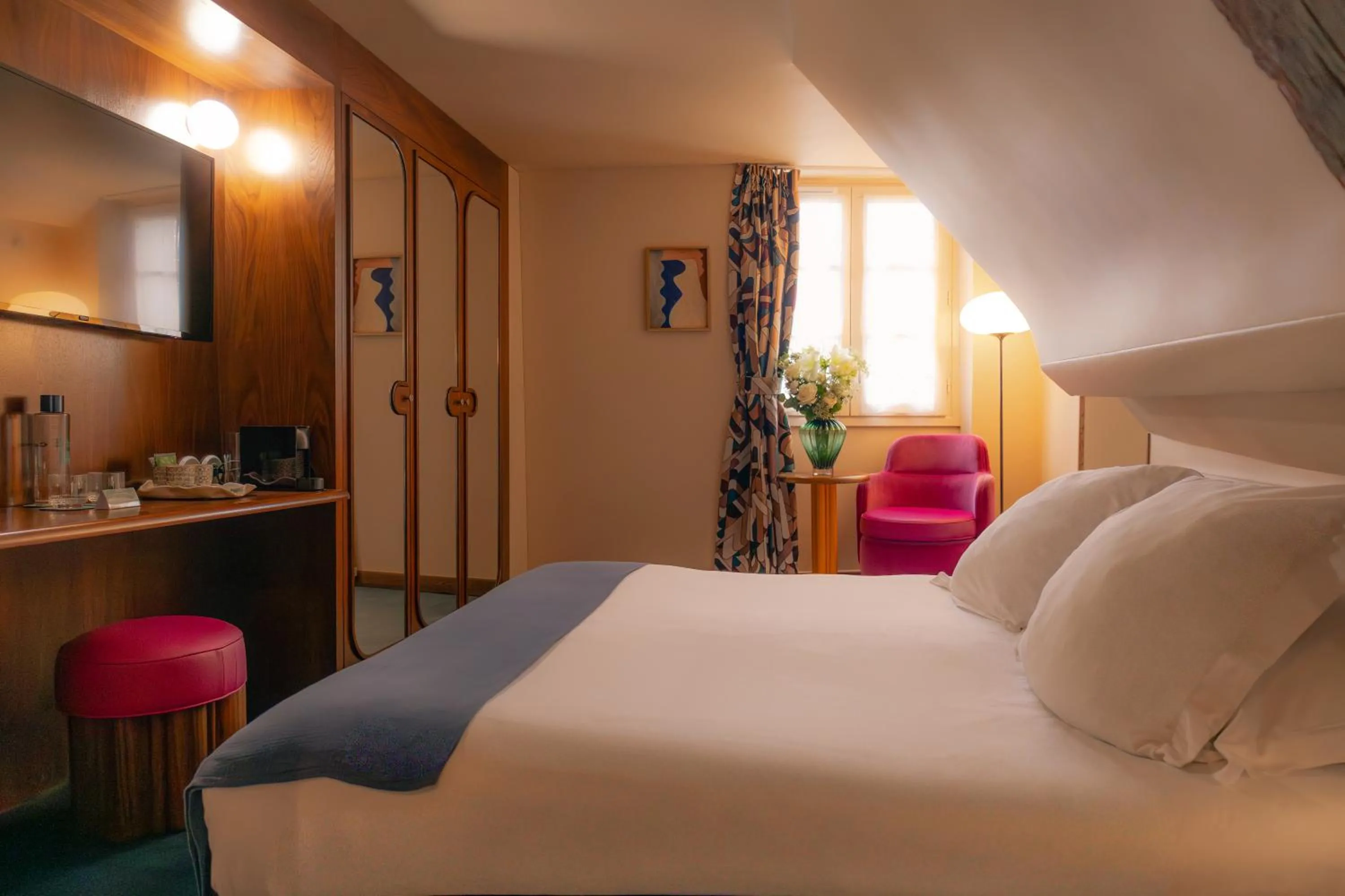 Bedroom, Bed in Hôtel Saint-André des Arts