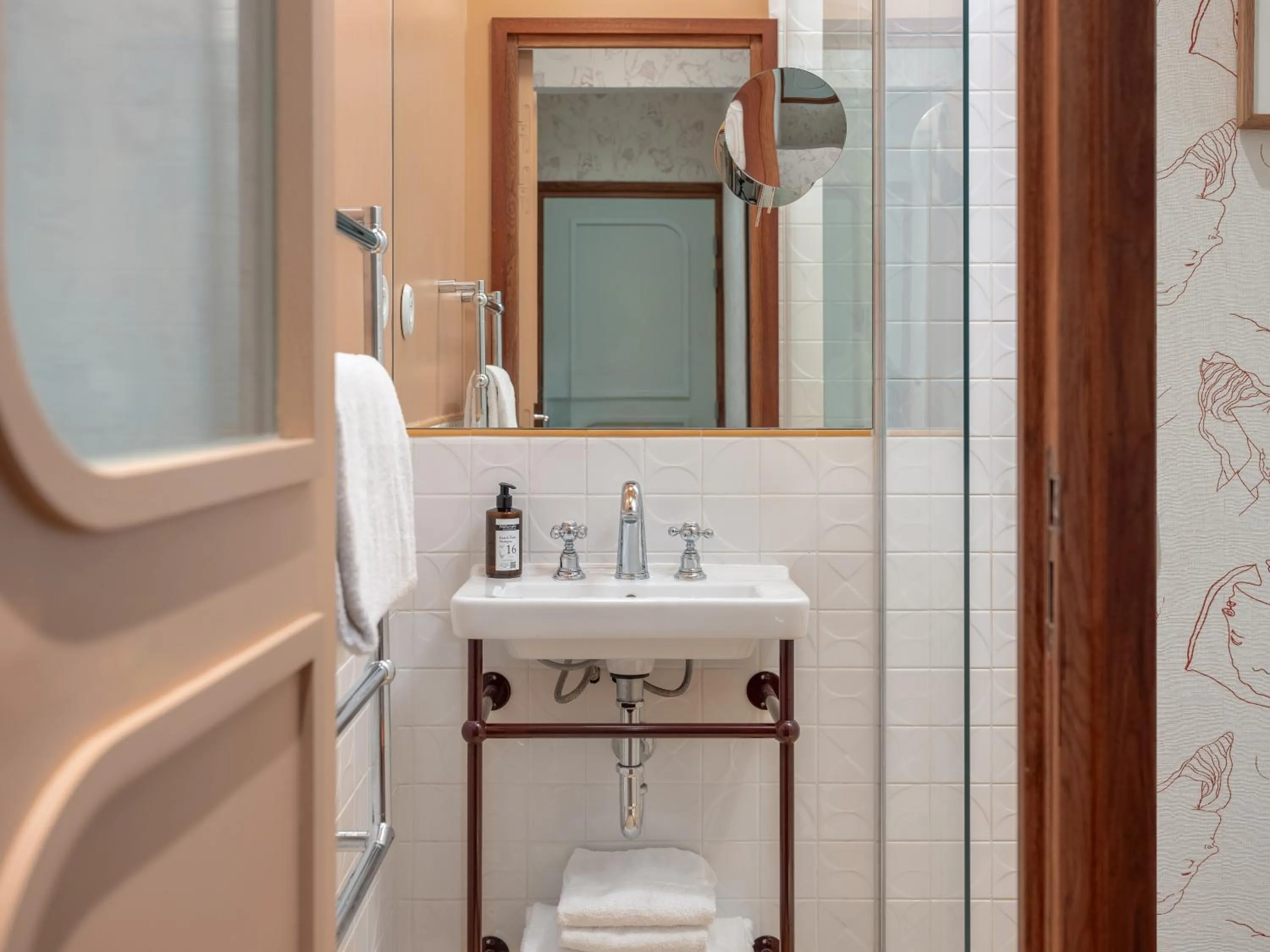 Shower in Hôtel Saint-André des Arts