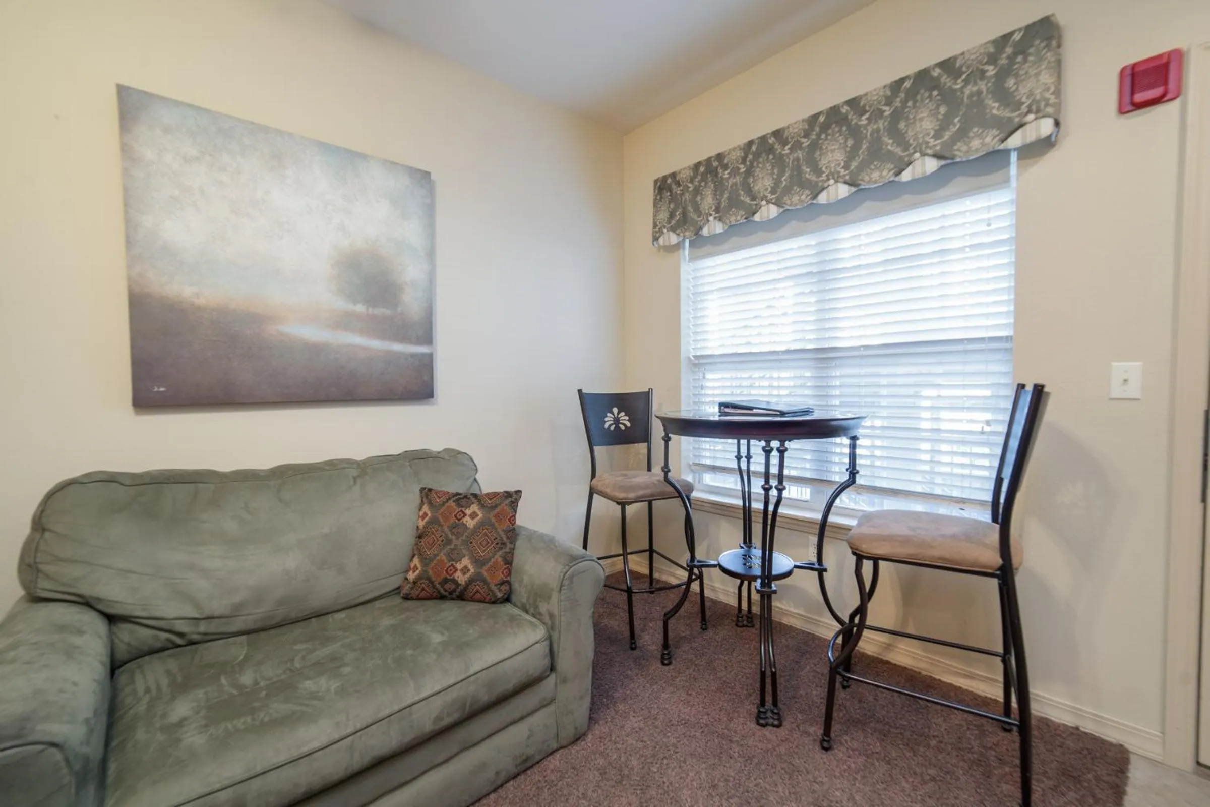 Seating area in Links at Thousand Hills